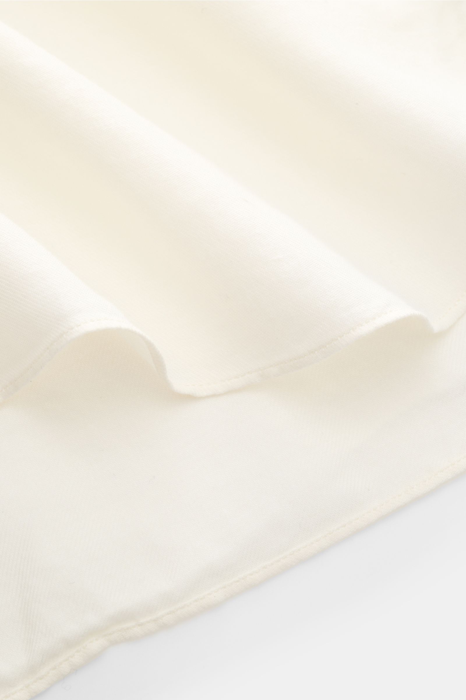 Nahaufnahme des cremefarbenen Borrelli Casual Hemd 'Gable' Button-Down-Kragen aus feinem Twill, Baumwolle-Cashmere, Slim Fit, weicher Griff.