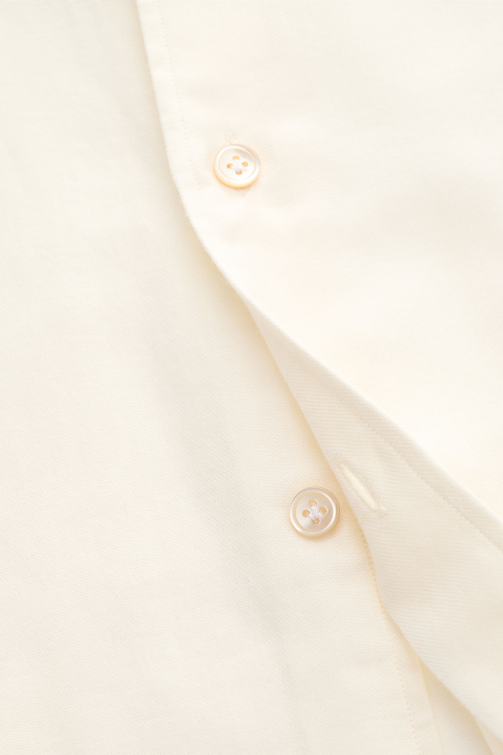Nahaufnahme des Borrelli Casual Hemd 'Gable' Button-Down-Kragen creme von vorne, Mix aus Baumwolle und Cashmere, weicher Griff, feiner Twill, Slim Fit.