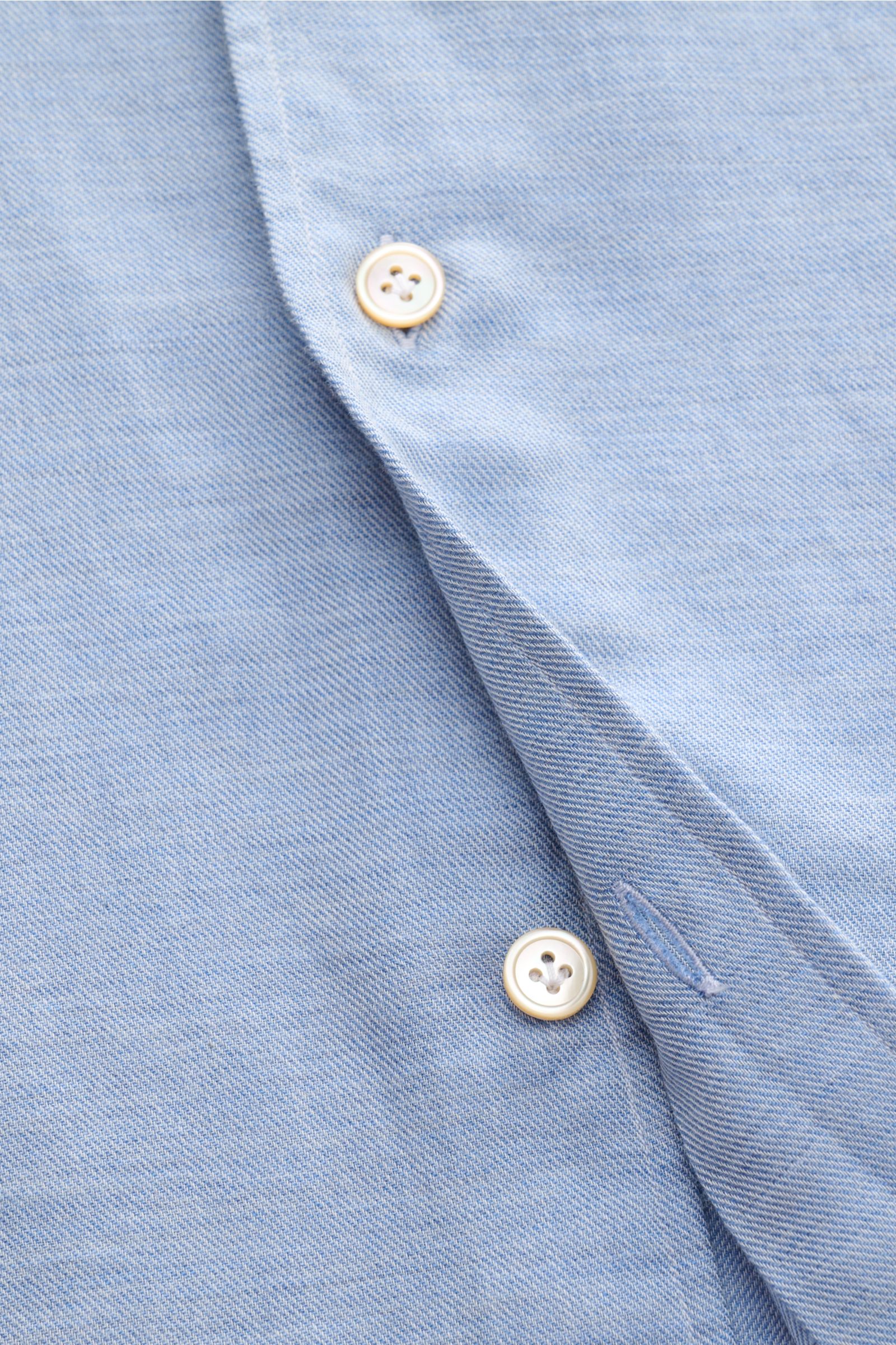 Nahaufnahme des Borrelli Casual Hemd 'Gable' Button-Down-Kragen rauchblau meliert aus feinem Twill, Baumwolle-Cashmere, Slim Fit, Perlmuttknöpfen.