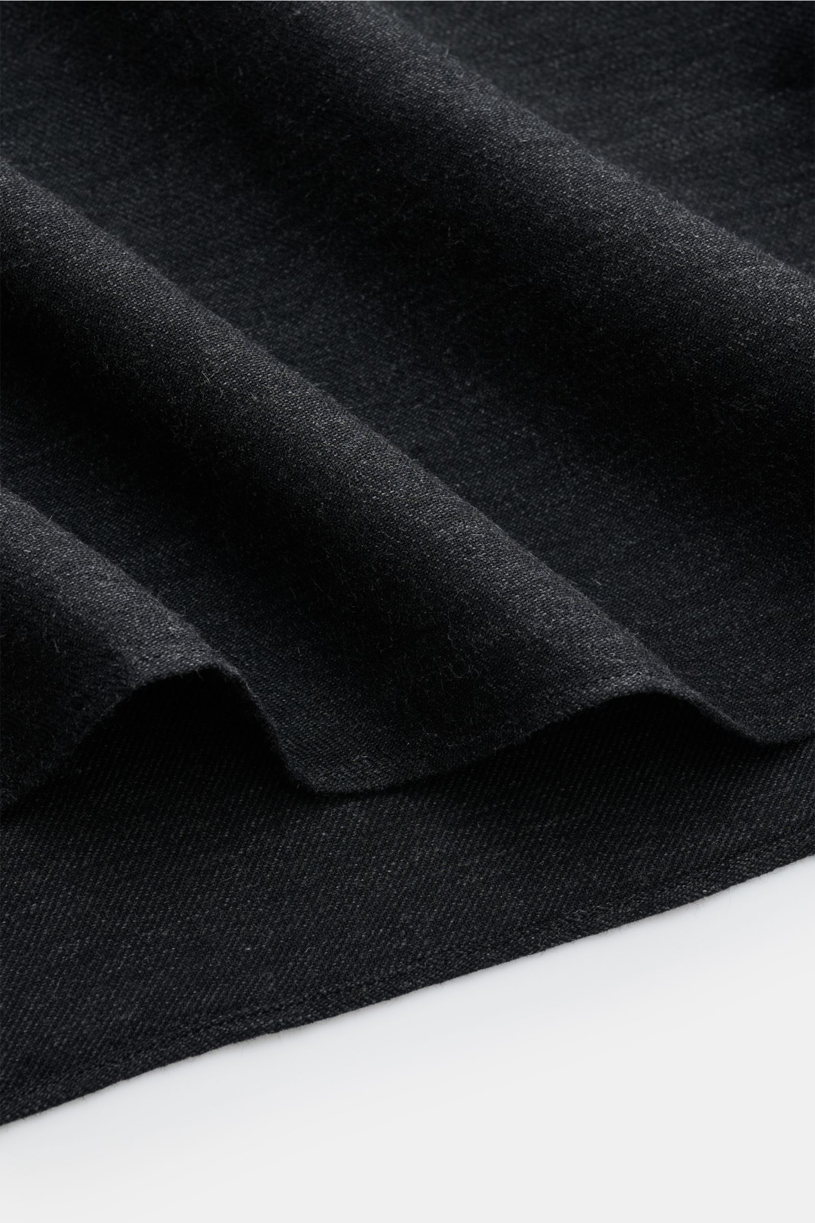 Nahaufnahme des Stoffes vom Borrelli Casual Hemd 'Gable' Button-Down-Kragen anthrazit meliert, weicher Griff, feiner Twill, Mix aus Baumwolle und Cashmere, Slim Fit, französische Knopfleiste mit Perlmuttknöpfen, klassische Sportmanschette, schmale Rückenp