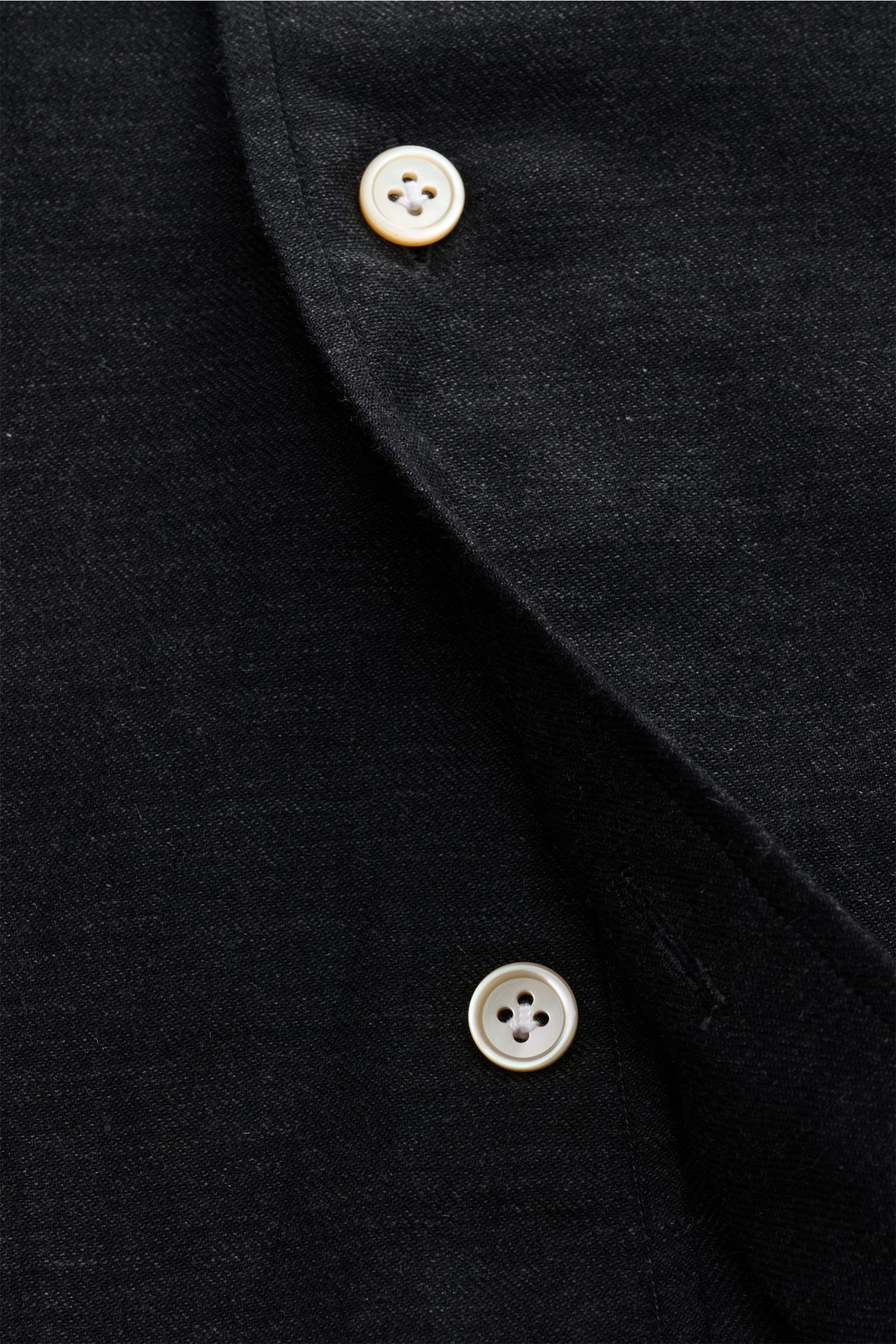 Borrelli Casual Hemd 'Gable' Button-Down-Kragen anthrazit meliert, Nahaufnahme von Perlmuttknöpfen und feinem Twill, Baumwolle-Cashmere-Mix, Slim Fit, weicher Griff.
