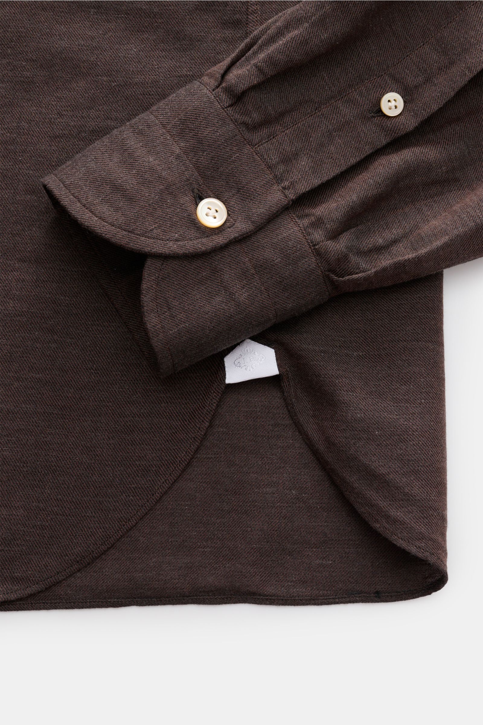 Borrelli Casual Hemd 'Gable' Button-Down-Kragen dunkelbraun meliert, Detailaufnahme von Manschette und Saum, Baumwolle-Cashmere, weicher Griff, feiner Twill, Slim Fit, Perlmuttknöpfe, klassische Sportmanschette, schmale Rückenpasse, Taillenabnäher, gerund