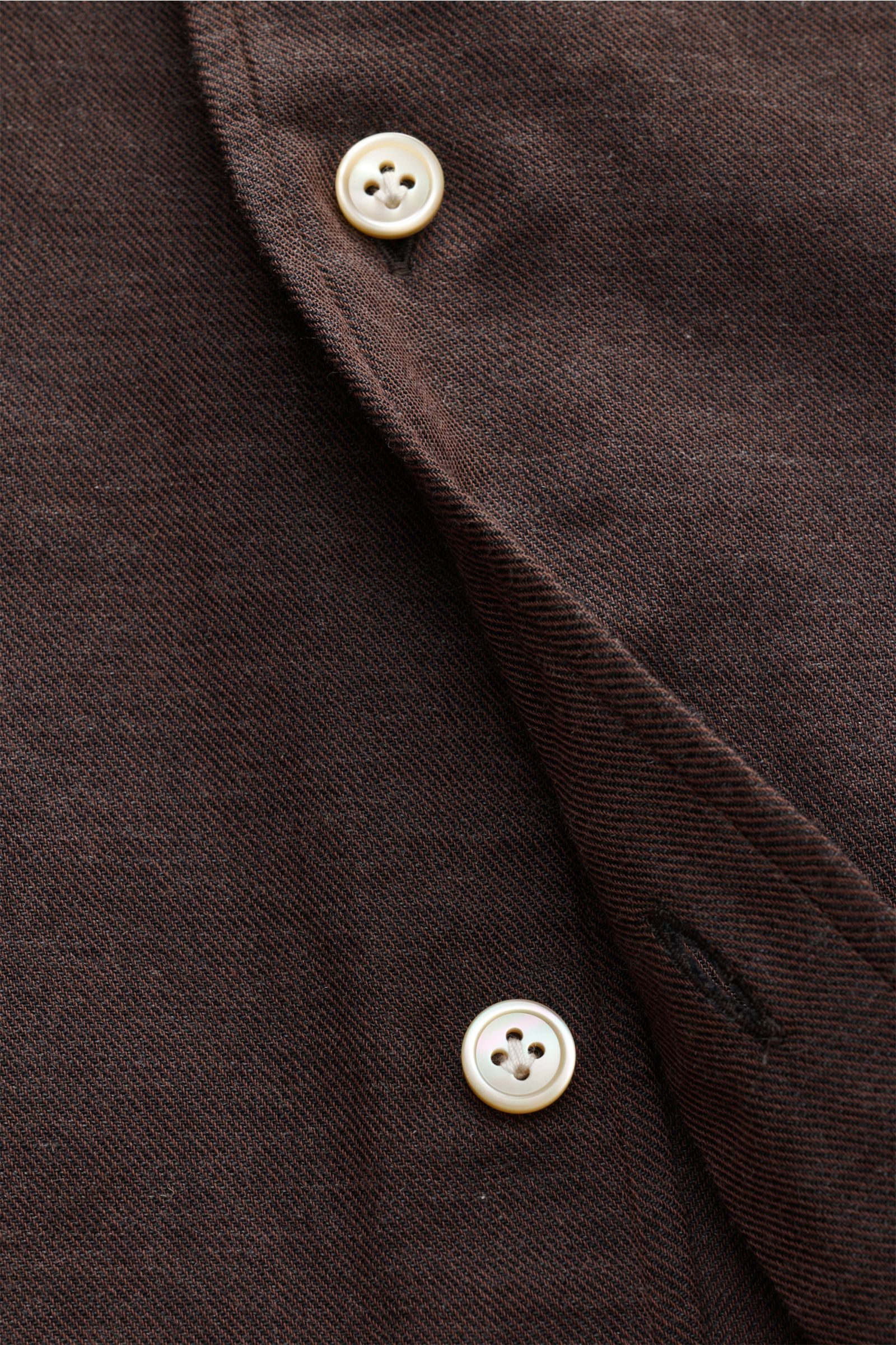 Borrelli Casual Hemd 'Gable' Button-Down-Kragen dunkelbraun meliert, Detailaufnahme der Perlmuttknöpfe und feinem Twill, Mix aus Baumwolle und Cashmere, weicher Griff, Slim Fit, klassische Sportmanschette, schmale Rückenpasse, rückwärtige Taillenabnäher, 