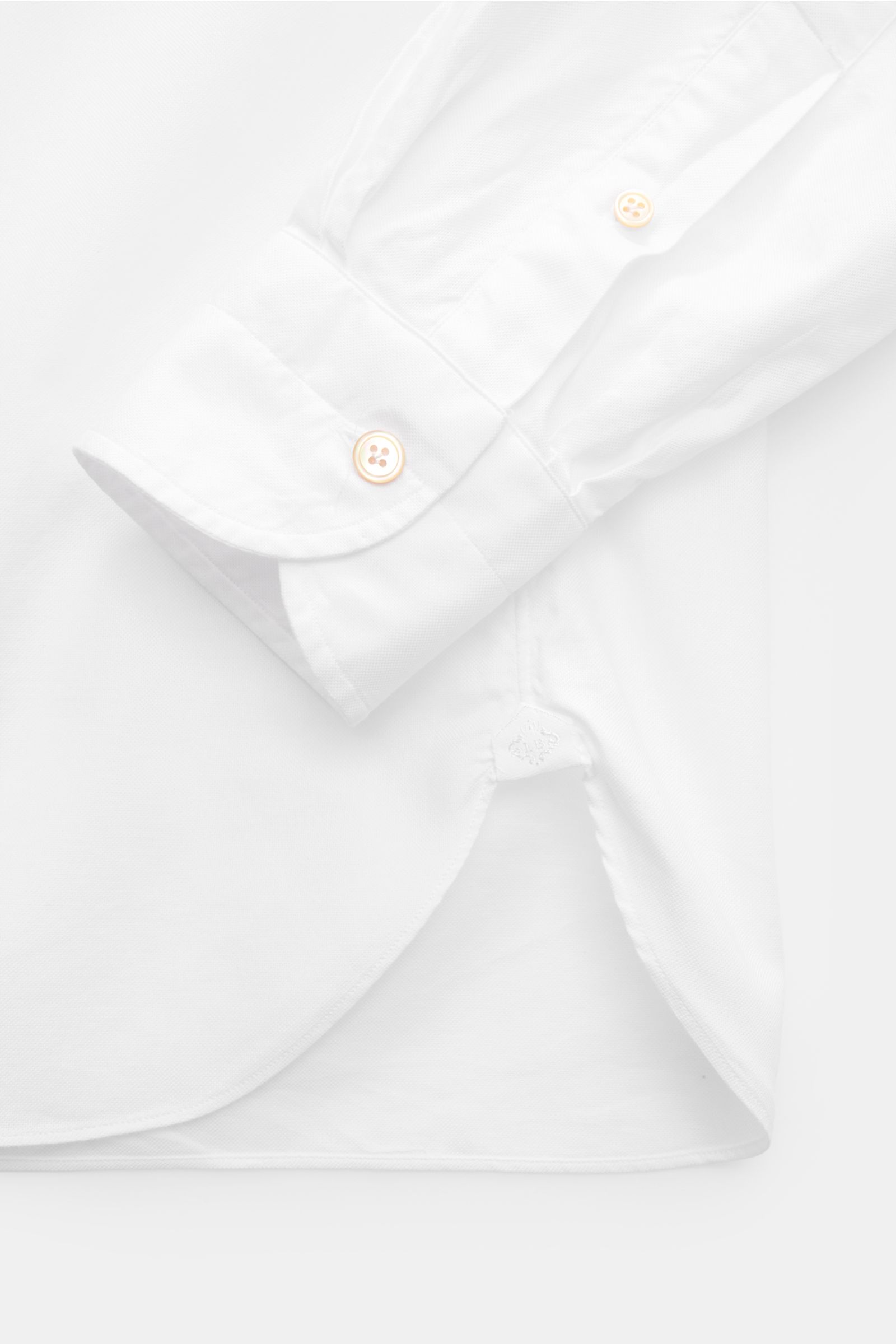 Borrelli Oxford-Hemd 'Ettore' Button-Down-Kragen weiß, Detailaufnahme der Slim Fit Manschette mit Perlmuttknöpfen, Oxford Baumwolle, glatter Griff, französische Knopfleiste, klassische Sportmanschette, gerundeter Saumverlauf.