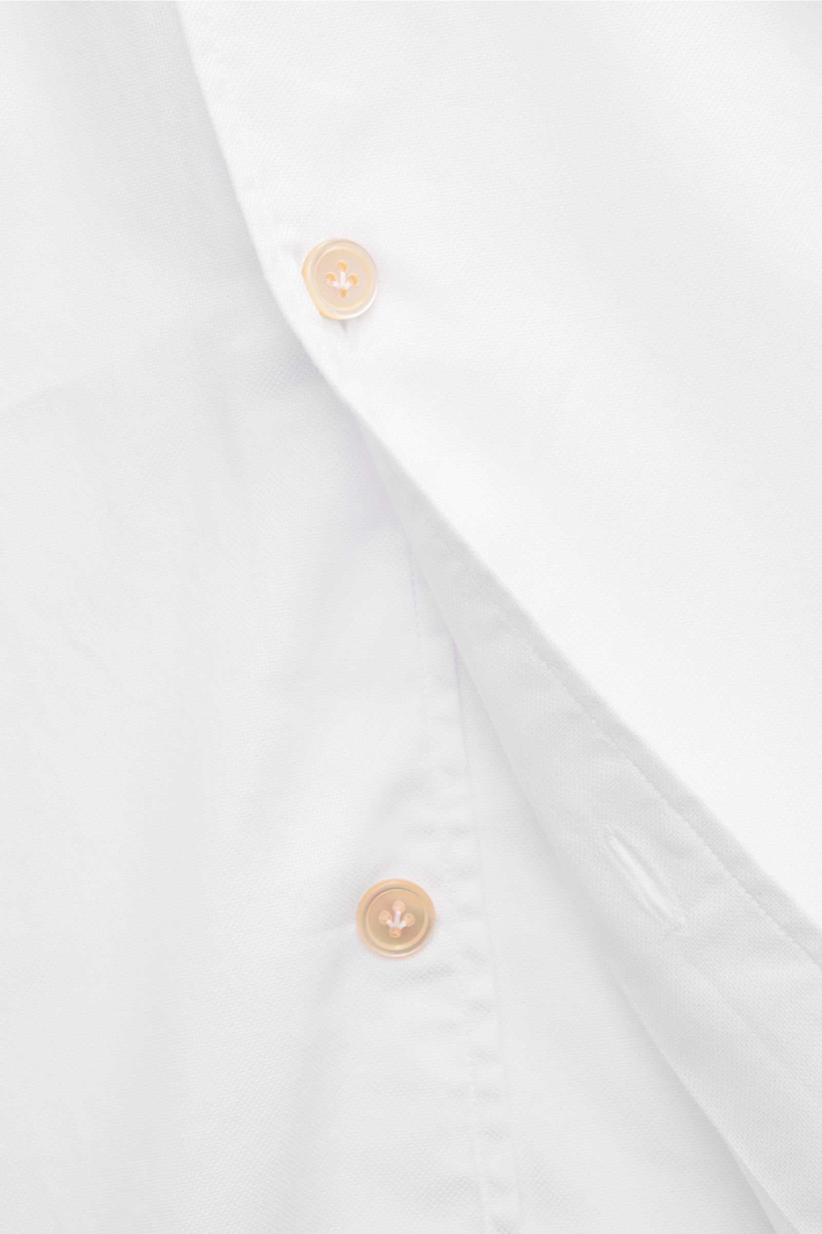 Borrelli Oxford-Hemd 'Ettore' Button-Down-Kragen weiß, Detailfoto von oben, Oxford aus reiner Baumwolle, glatter Griff, Slim Fit, Perlmuttknöpfe, Sportmanschette, gerundeter Saum.