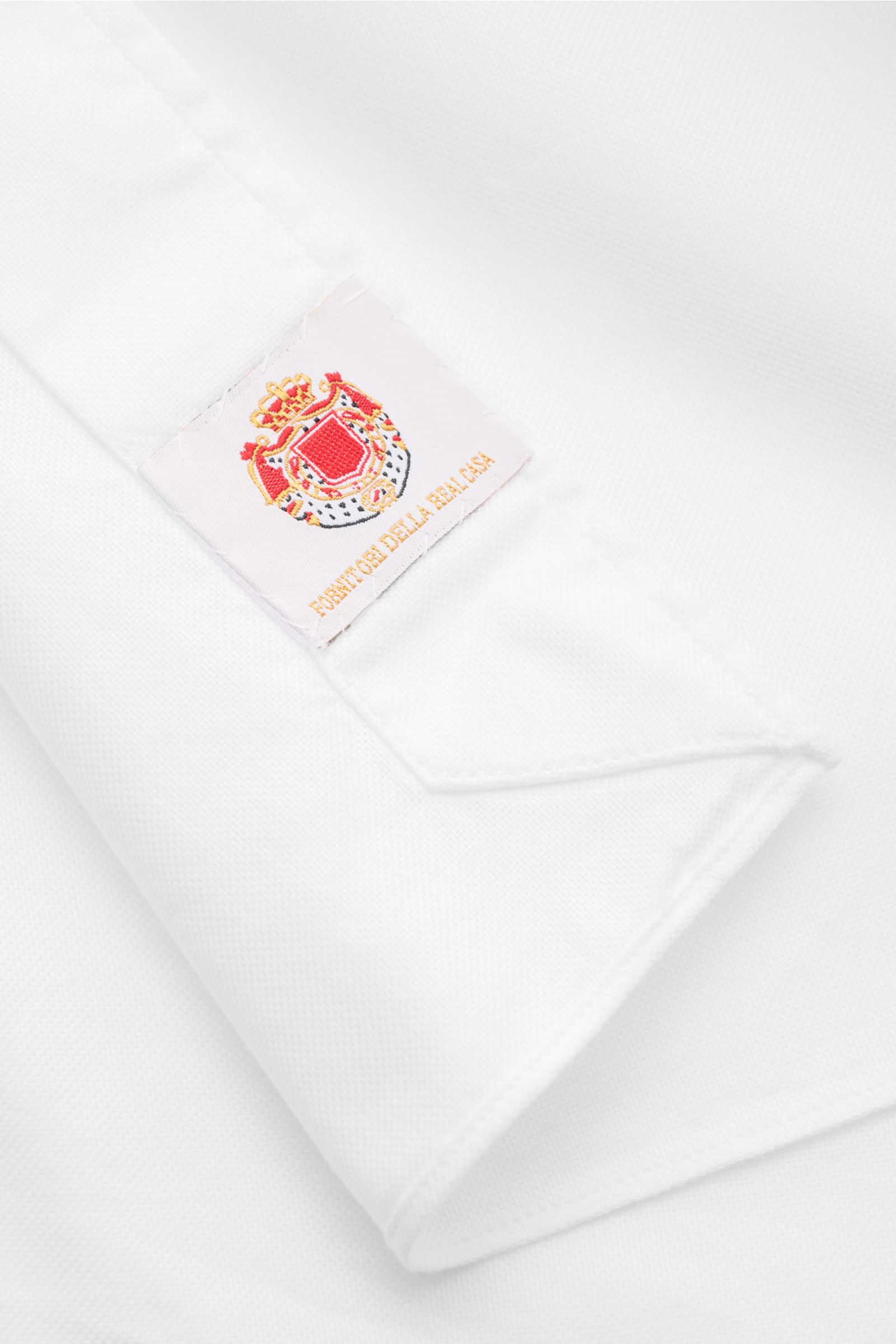Nahaufnahme des Ärmels mit Label des Borrelli Oxford-Hemd 'Ettore' Button-Down-Kragen weiß, Oxford aus reiner Baumwolle, glatter Griff, Slim Fit, mit klassischer Sportmanschette und gerundetem Saumverlauf.