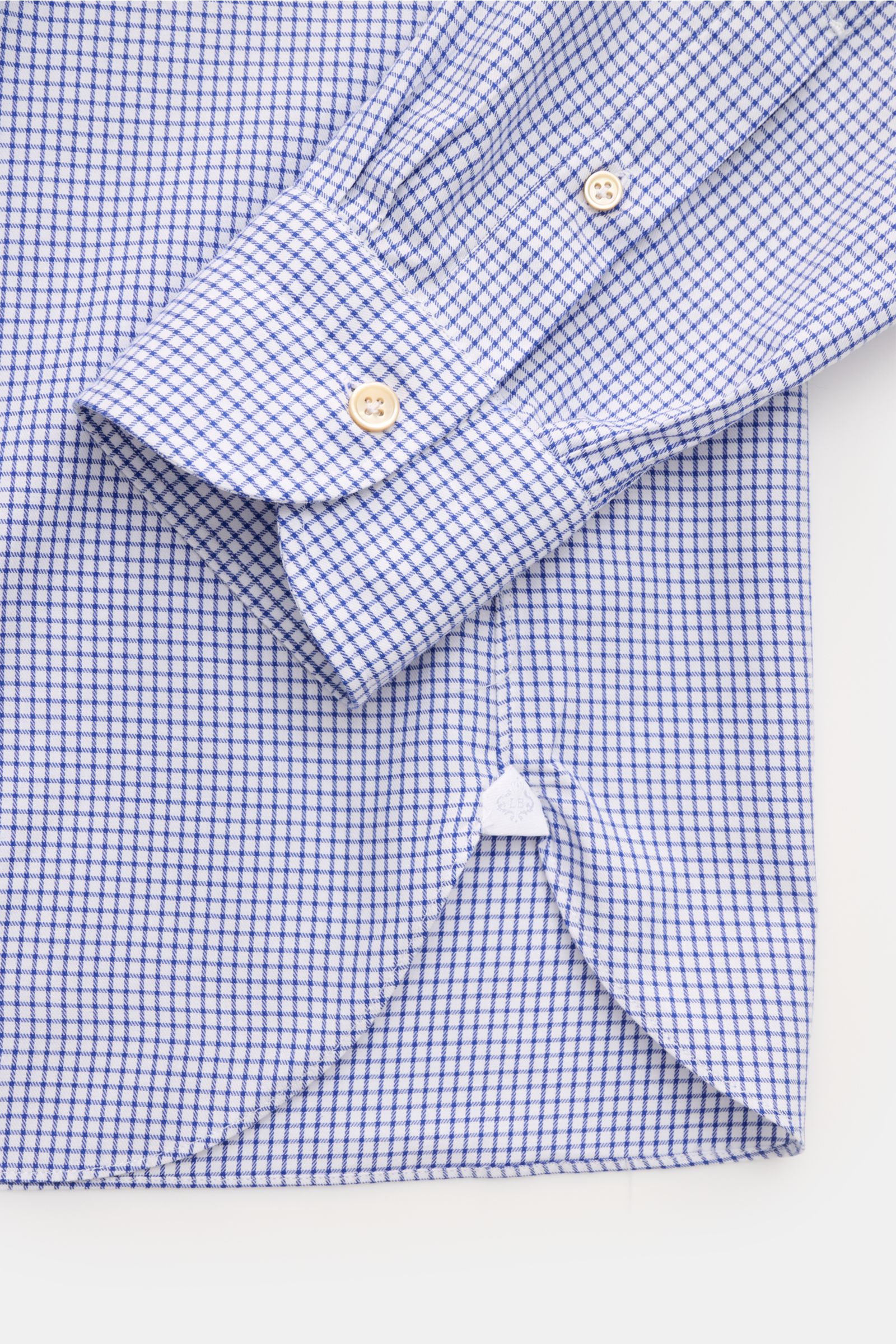 Borrelli Casual Hemd 'Gable' Button-Down-Kragen navy/weiß kariert, Detailaufnahme von Manschette und Saum, reine Baumwolle, weicher Griff, feiner Twill, Slim Fit, klassische Sportmanschette, französische Knopfleiste mit Perlmuttknöpfen, schmale Rückenpass