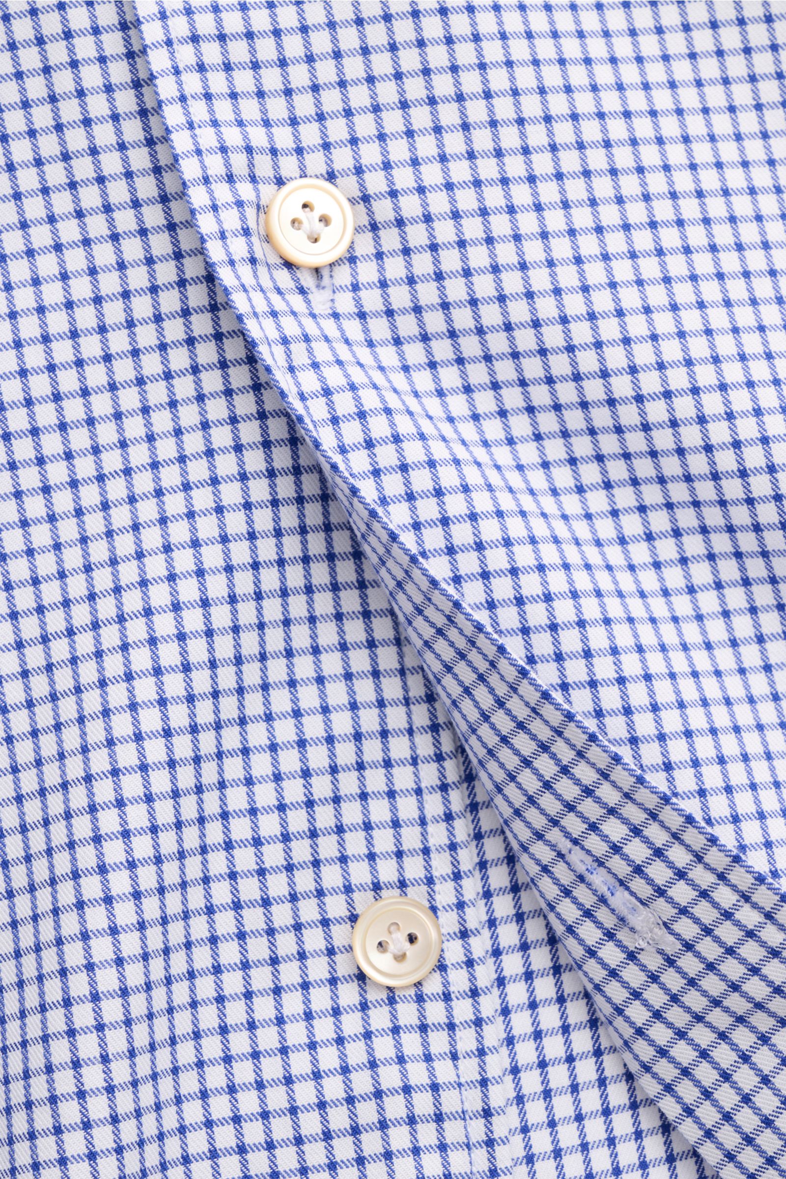 Nahaufnahme des Borrelli Casual Hemd 'Gable' Button-Down-Kragen navy/weiß kariert mit feinem Karo, Perlmuttknöpfen, Slim Fit und weichem Baumwoll-Twill.