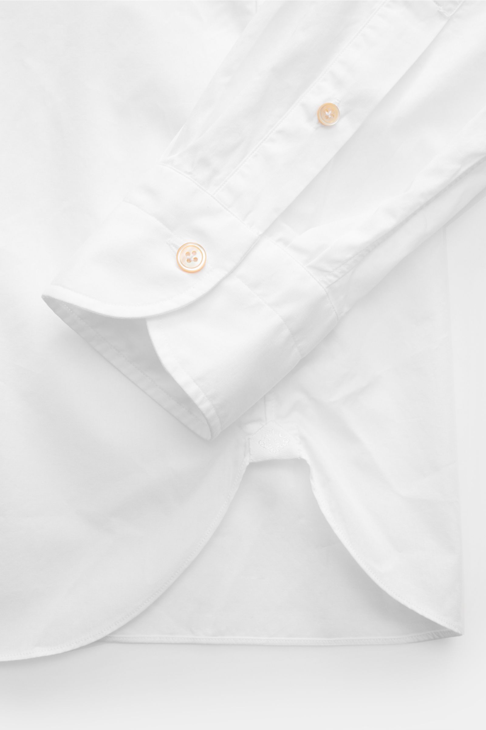 White Borrelli Casual Hemd 'Ettore' Haifisch-Kragen, photographed from above showing sleeve cuff and rounded hem. Popeline aus reiner Baumwolle, glatter Griff, Slim Fit, Haifisch-Kragen, französische Knopfleiste mit Perlmuttknöpfen, klassische Sportmansch