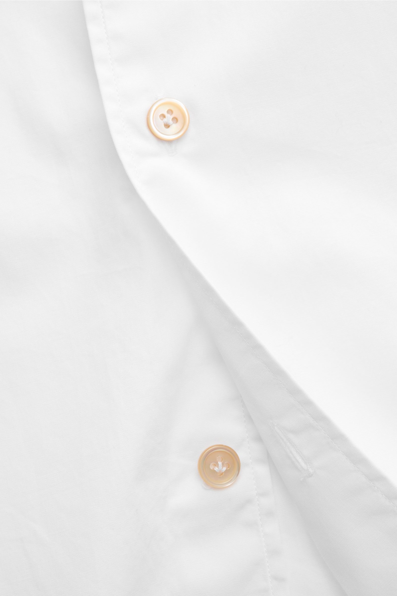Close-up view of the Borrelli Casual Hemd 'Ettore' Haifisch-Kragen weiß, showing smooth white poplin cotton fabric with pearl buttons on the French placket. Popeline aus reiner Baumwolle, glatter Griff, Slim Fit, Haifisch-Kragen, französische Knopfleiste 