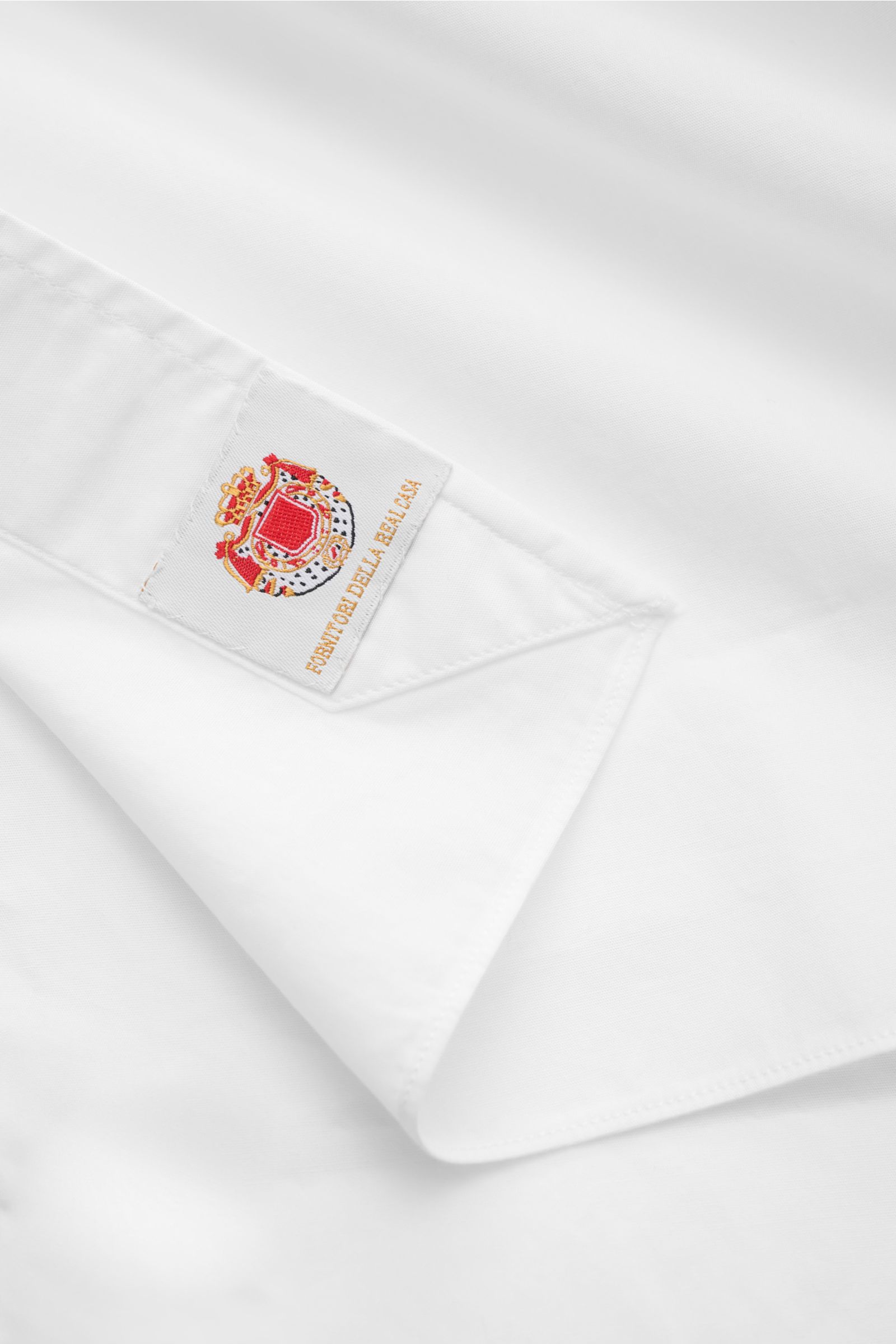 Close-up front-side view of the Borrelli Casual Hemd 'Ettore' Haifisch-Kragen weiß showing smooth white poplin cotton fabric with label; features smooth touch, slim fit, shark collar, French button placket with mother-of-pearl buttons, classic sport cuff,