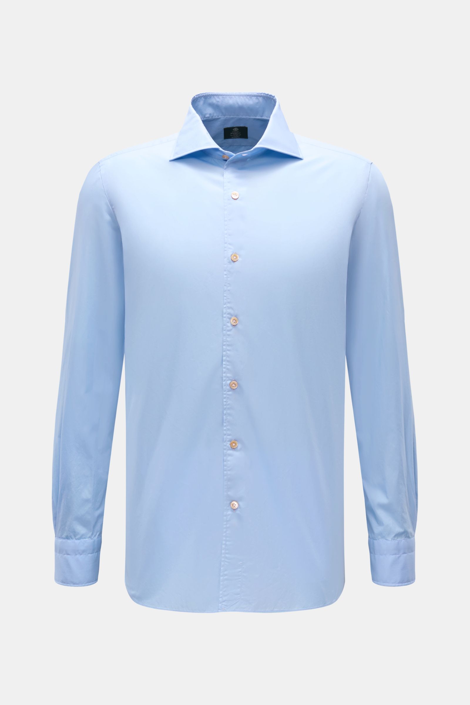 Front view of Borrelli Casual Hemd 'Ettore' Haifisch-Kragen hellblau, a slim fit light blue shirt with popeline aus reiner Baumwolle, glatter Griff, Haifisch-Kragen, französische Knopfleiste mit Perlmuttknöpfen, klassische Sportmanschette, and gerundeter 