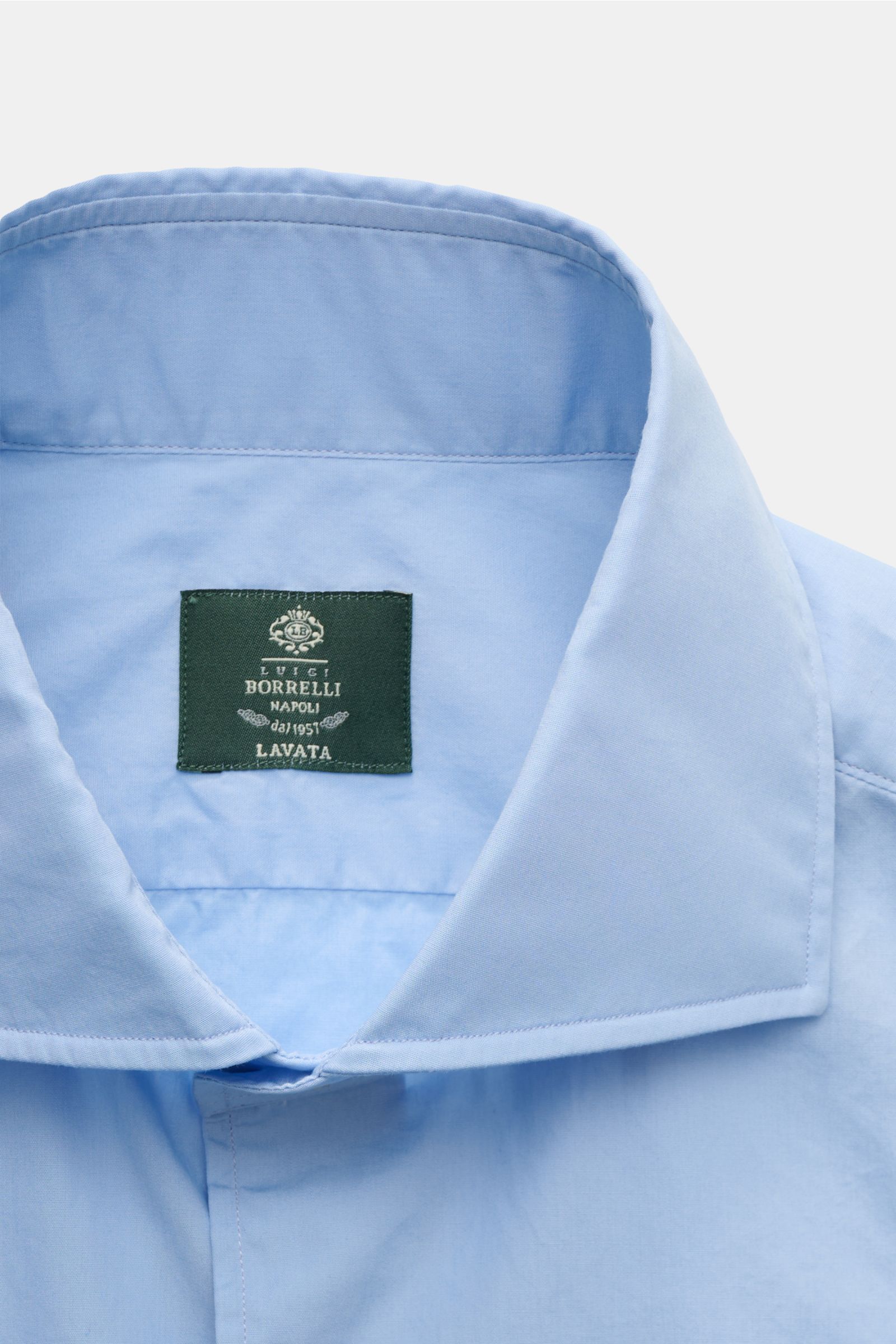 Close-up front view of the Borrelli Casual Hemd 'Ettore' Haifisch-Kragen hellblau in light blue, featuring popeline aus reiner Baumwolle, glatter Griff, Slim Fit, Haifisch-Kragen, französische Knopfleiste mit Perlmuttknöpfen, klassische Sportmanschette, g