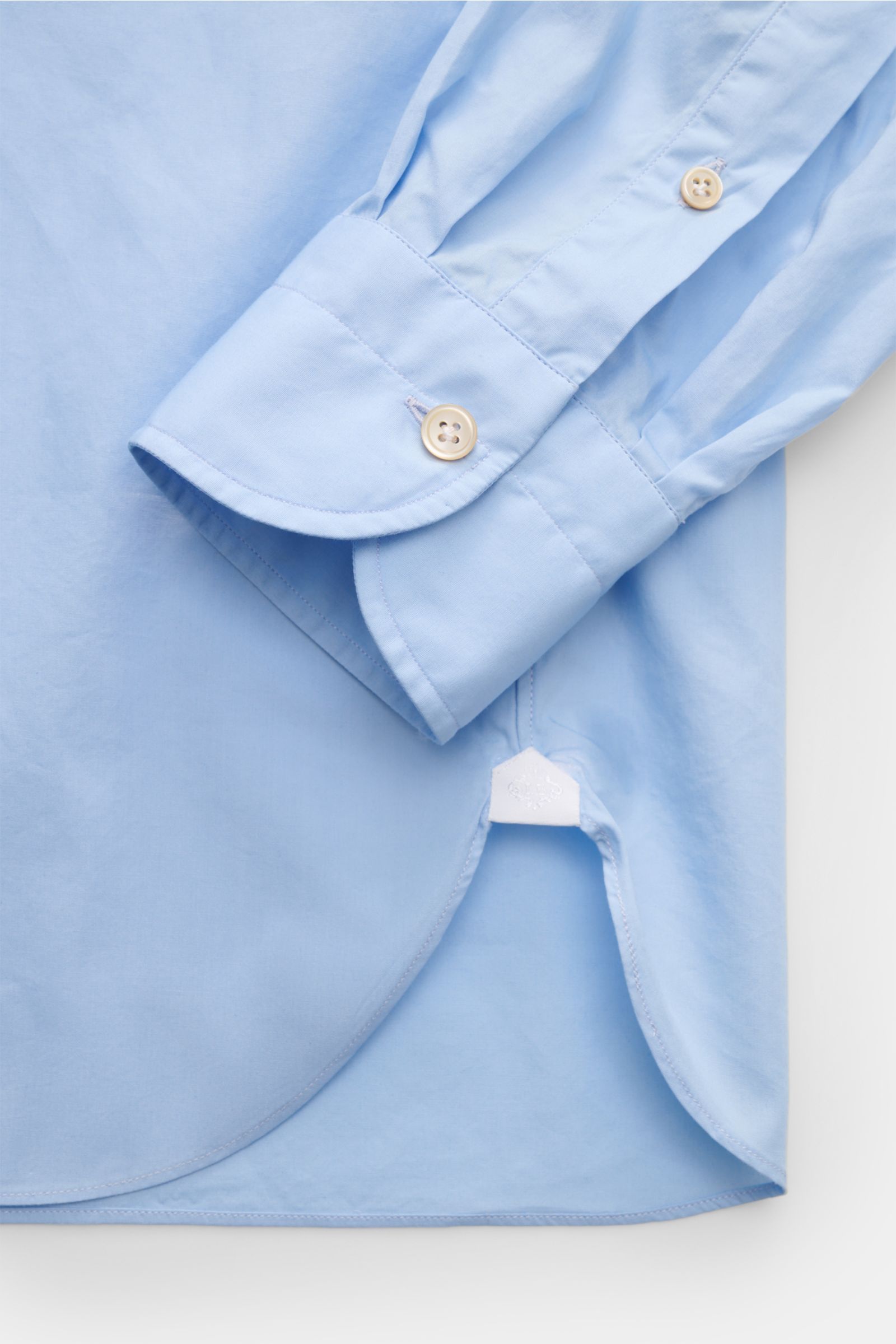 Close-up image of the sleeve and hem of the Borrelli Casual Hemd 'Ettore' Haifisch-Kragen hellblau, photographed from a top-front perspective. Features include:
- Popeline aus reiner Baumwolle
- glatter Griff
- Slim Fit
- Haifisch-Kragen
- französische Kn