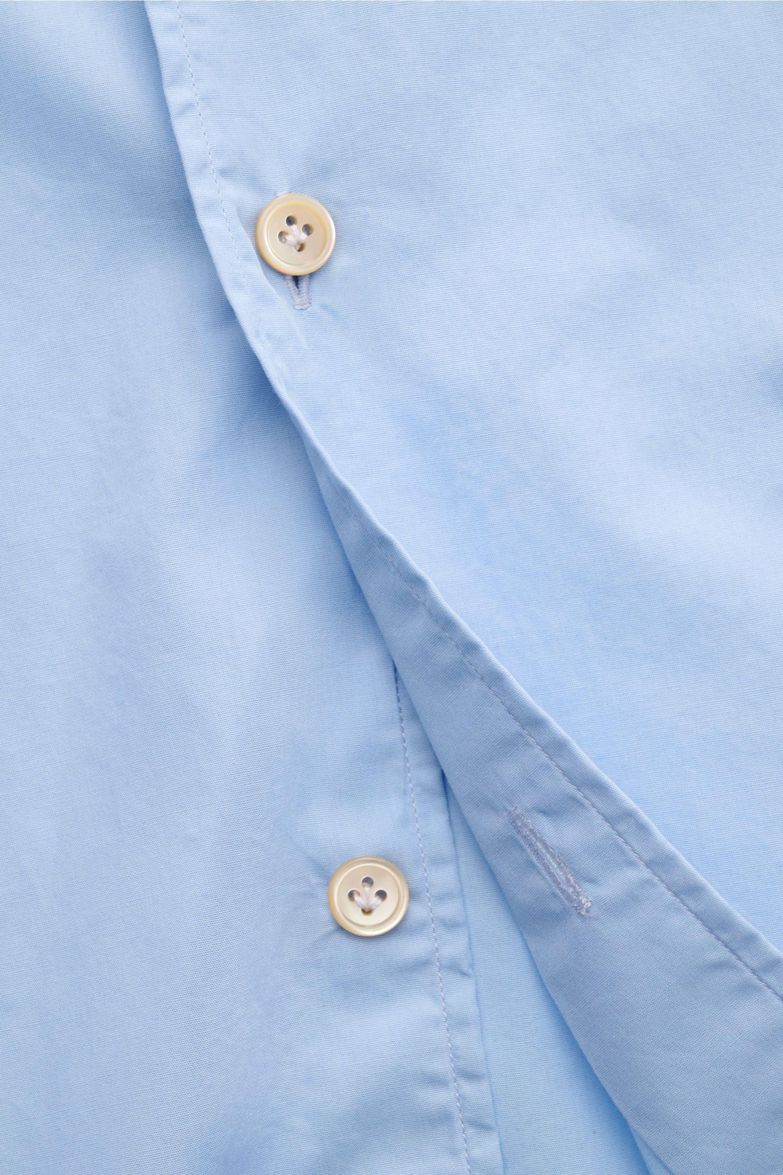 Close-up front view of the Borrelli Casual Hemd 'Ettore' Haifisch-Kragen hellblau in light blue, showing popeline aus reiner Baumwolle, glatter Griff, Slim Fit, Haifisch-Kragen, französische Knopfleiste mit Perlmuttknöpfen, klassische Sportmanschette, ger