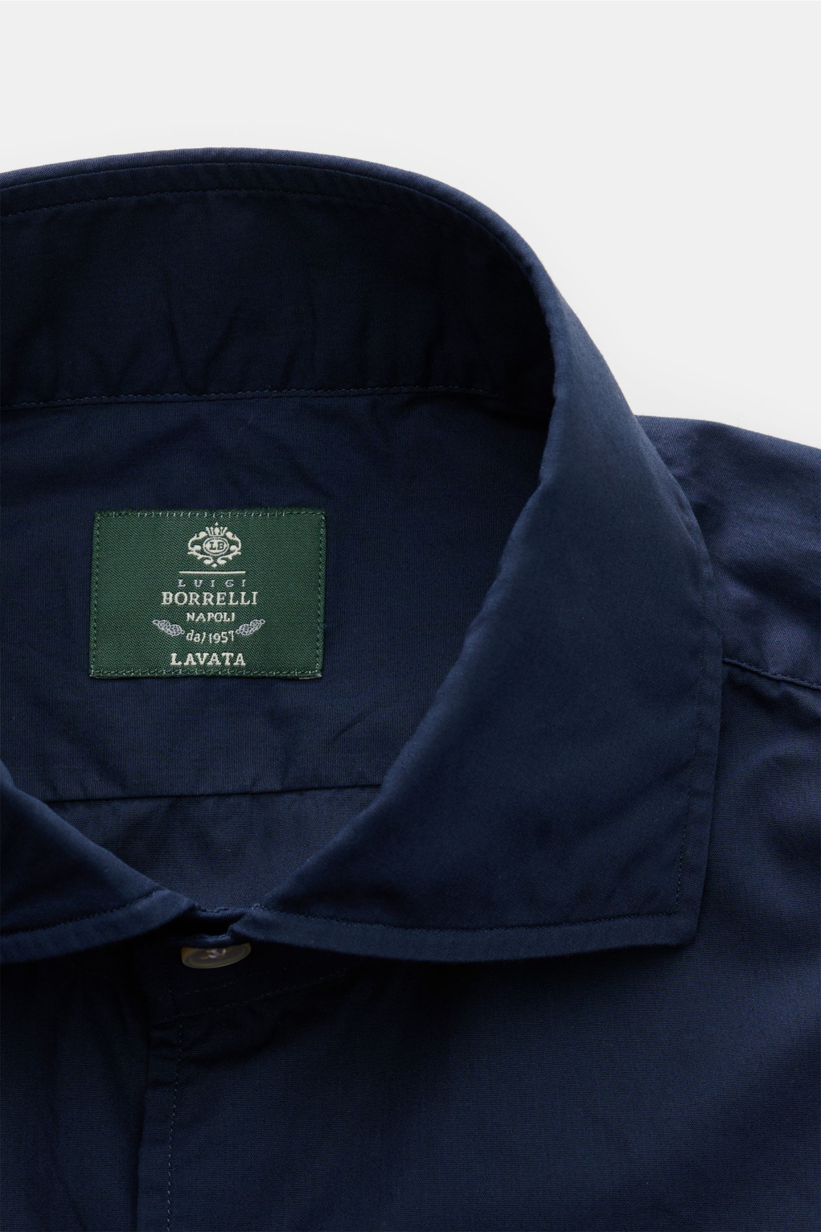 Close-up front view of Borrelli Casual Hemd Haifisch-Kragen navy showing the shark collar and label inside the collar.

Description: 
Stilvoller Klassiker für Büro und Freizeit: Das Popeline-Hemd von BORRELLI präsentiert sich mit seinem komfortablen Ma