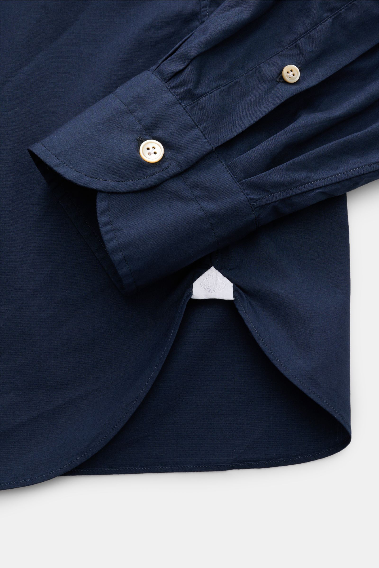 Close-up of the cuff and rounded hem of the Borrelli Casual Hemd Haifisch-Kragen navy, photographed from above.

Additional description:  
Stilvoller Klassiker für Büro und Freizeit: Das Popeline-Hemd von BORRELLI präsentiert sich mit seinem komfortabl