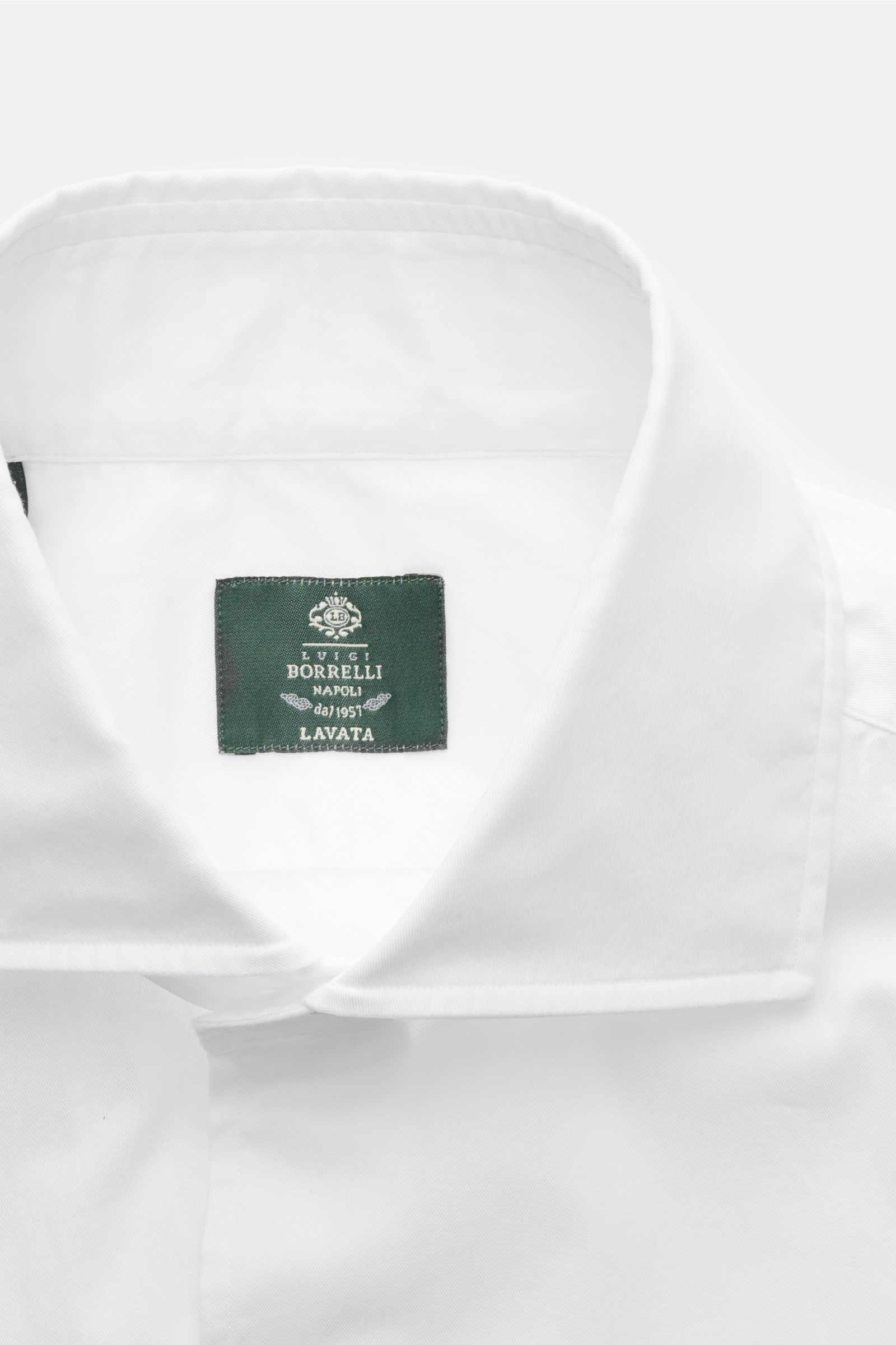 Borrelli Casual Hemd 'Ettore' Haifisch-Kragen weiß, Nahaufnahme von oben, Twill Baumwolle, glatter Griff, Slim Fit, französische Knopfleiste, Perlmuttknöpfe, klassische Sportmanschette, gerundeter Saum.