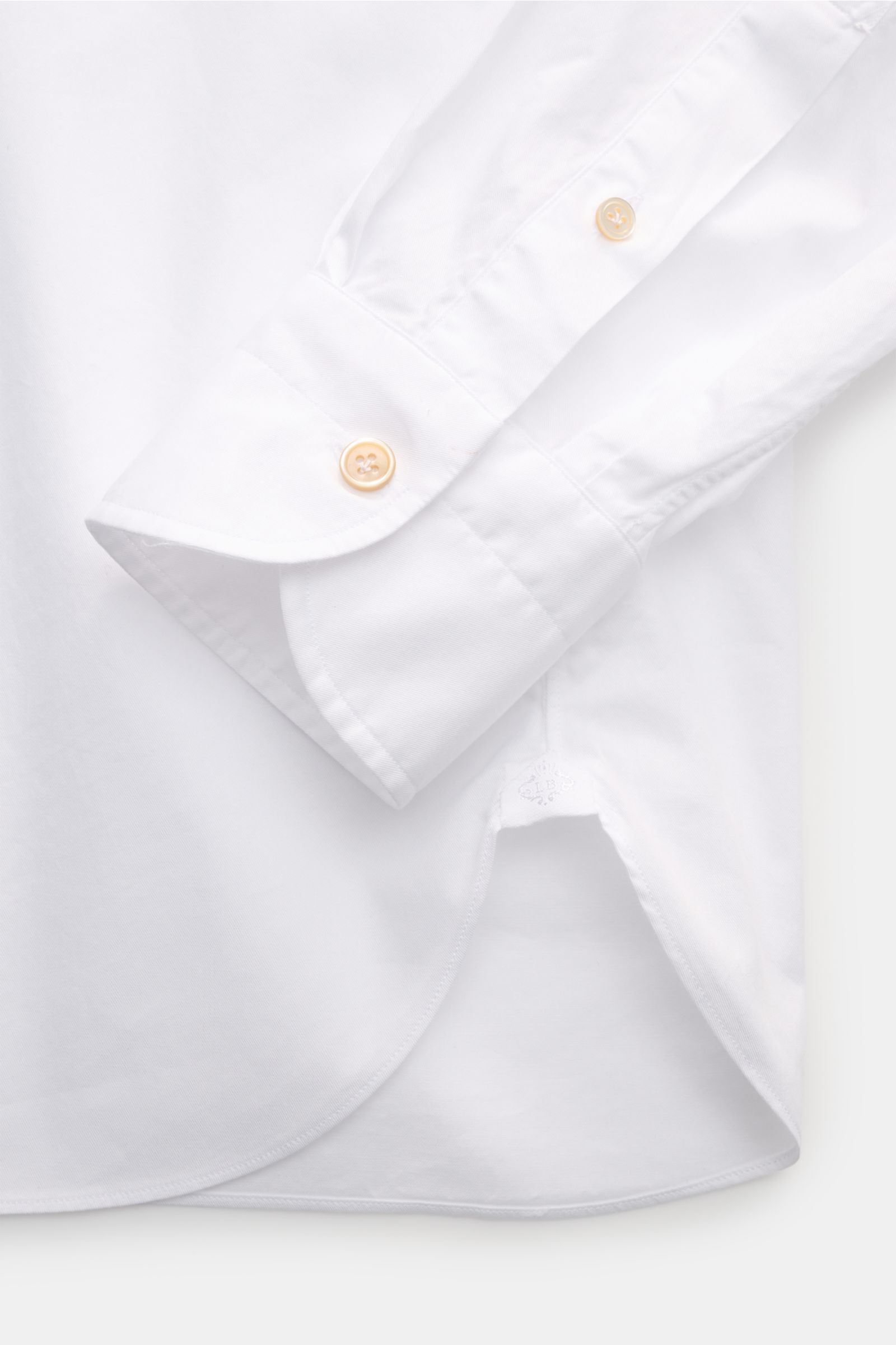 Nahaufnahme des gerundeten Saumverlaufs und der klassischen Sportmanschette des Borrelli Casual Hemd 'Ettore' Haifisch-Kragen weiß, Slim Fit, glatter Griff, Twill aus reiner Baumwolle, französische Knopfleiste mit Perlmuttknöpfen.