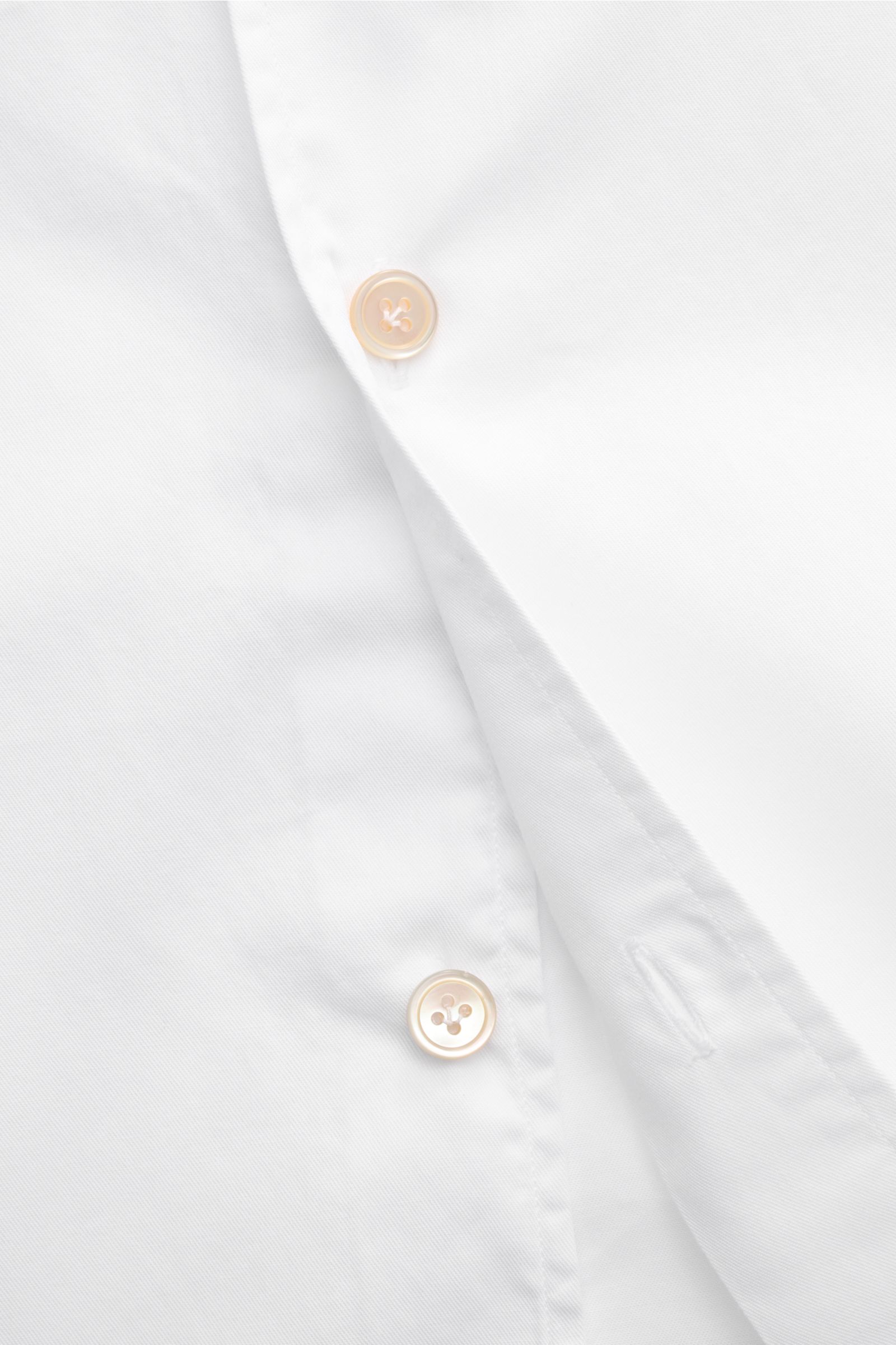 Nahaufnahme des Borrelli Casual Hemd 'Ettore' Haifisch-Kragen weiß mit Twill aus reiner Baumwolle, glattem Griff, Slim Fit, französischer Knopfleiste mit Perlmuttknöpfen, klassischer Sportmanschette und gerundetem Saumverlauf, von schräger Perspektive fot