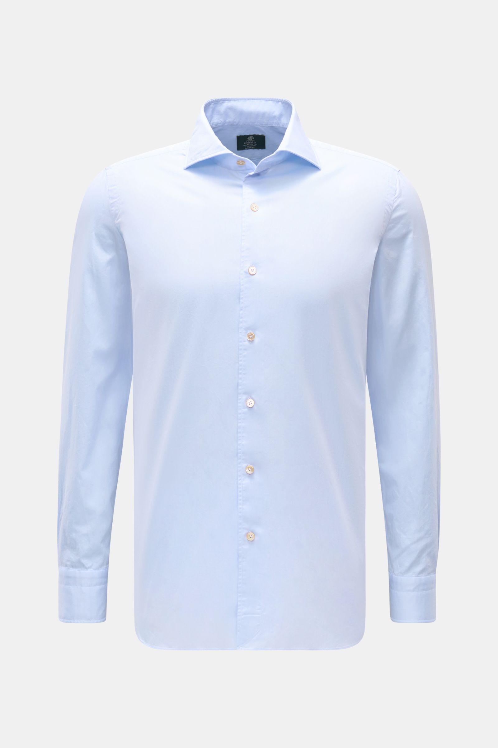 Front view of Borrelli Casual Hemd 'Ettore' Haifisch-Kragen hellblau, a slim fit light blue shirt made of twill aus reiner Baumwolle with glatter Griff, featuring a Haifisch-Kragen, französische Knopfleiste mit Perlmuttknöpfen, klassische Sportmanschette,
