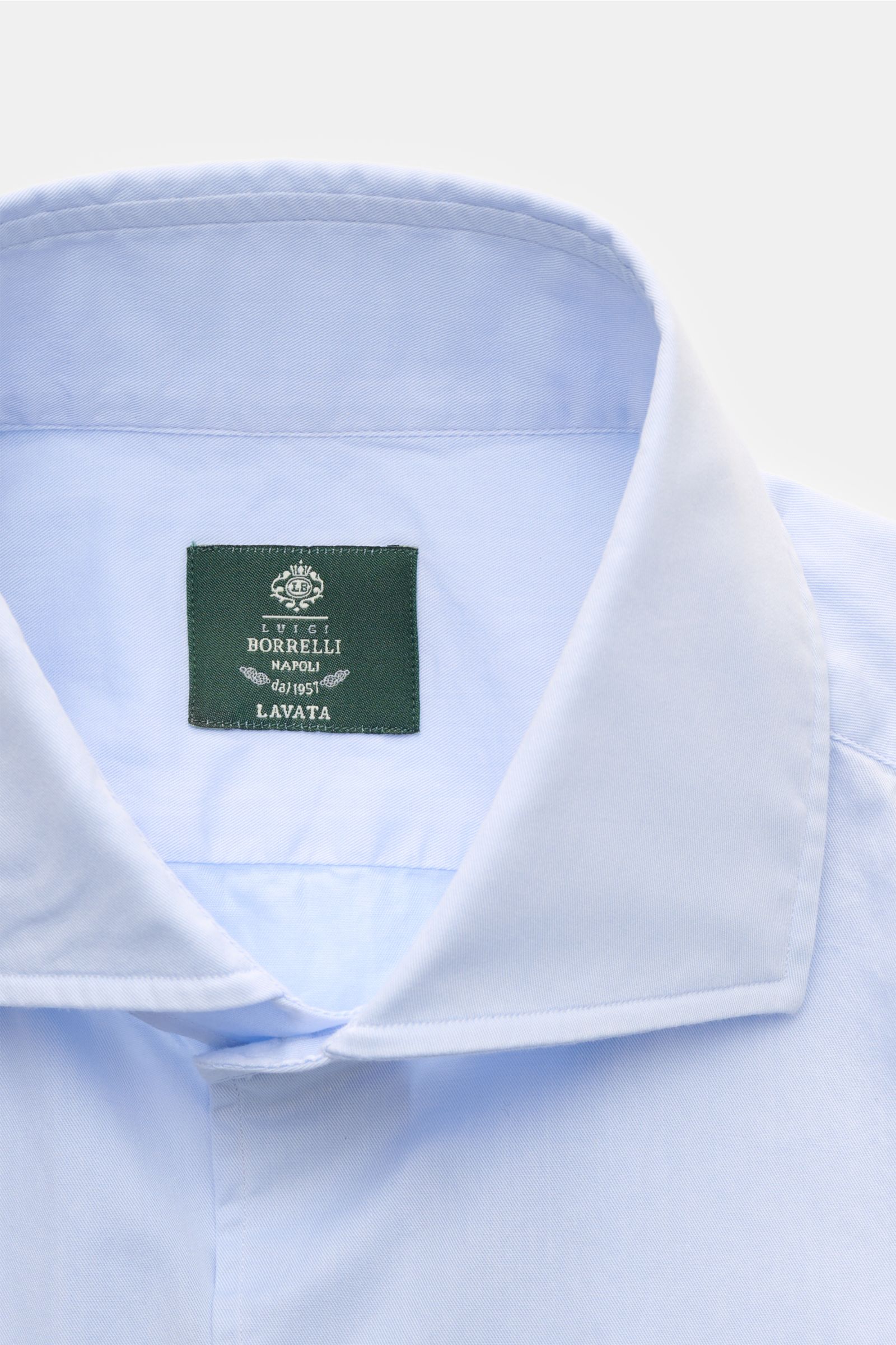 Borrelli Casual Hemd 'Ettore' Haifisch-Kragen hellblau shown from a close-up front perspective, twill aus reiner Baumwolle, glatter Griff, Slim Fit, Haifisch-Kragen, französische Knopfleiste mit Perlmuttknöpfen, klassische Sportmanschette, gerundeter Saum