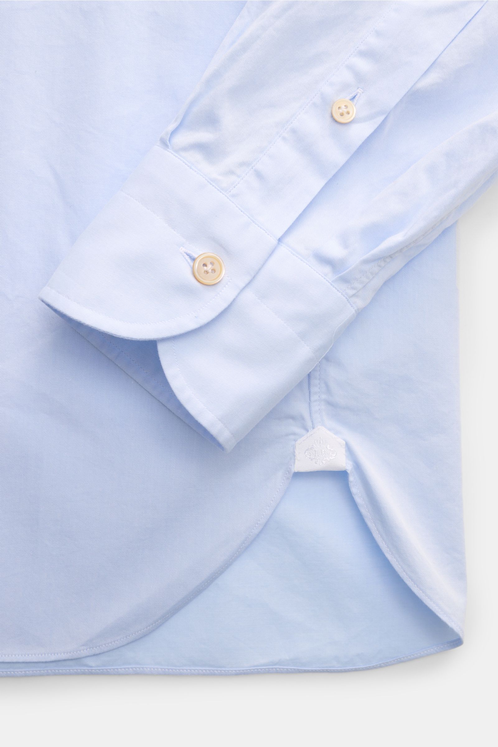 Close-up front view of the Borrelli Casual Hemd 'Ettore' Haifisch-Kragen hellblau showing the cuff and rounded hem, made of twill aus reiner Baumwolle, glatter Griff, Slim Fit, Haifisch-Kragen, französische Knopfleiste mit Perlmuttknöpfen, klassische Spor