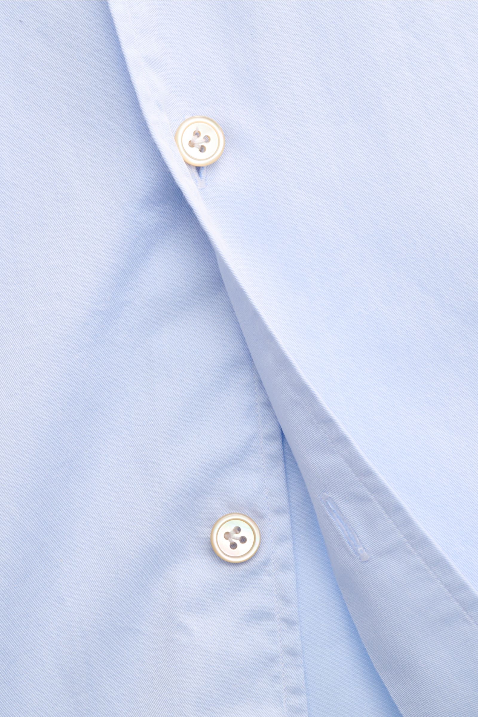 Close-up front view of the Borrelli Casual Hemd 'Ettore' Haifisch-Kragen hellblau, showing twill pure cotton fabric, smooth touch, slim fit, shark collar, French button placket with mother-of-pearl buttons, classic sport cuffs, rounded hem.