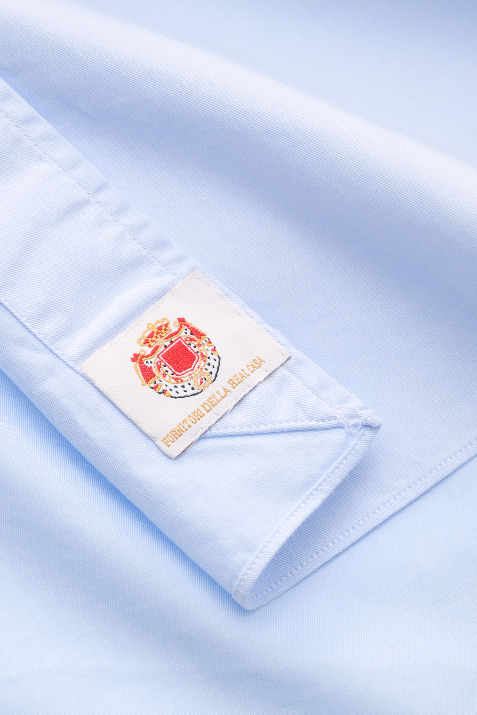 Close-up front-side view of the sleeve cuff of the Borrelli Casual Hemd 'Ettore' Haifisch-Kragen hellblau, showing twill aus reiner Baumwolle, glatter Griff, Slim Fit, Haifisch-Kragen, französische Knopfleiste mit Perlmuttknöpfen, klassische Sportmanschet