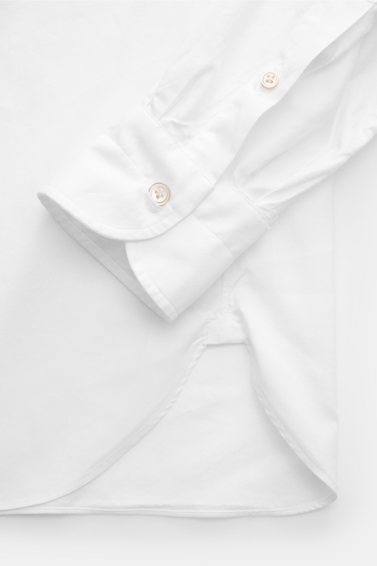 White Borrelli Oxford-Hemd 'Ettore' Haifisch-Kragen shirt folded, photographed top-down showing sleeve cuff and rounded hem, Oxford aus reiner Baumwolle, glatter Griff, Slim Fit, Haifisch-Kragen, französische Knopfleiste mit Perlmuttknöpfen, klassische Sp