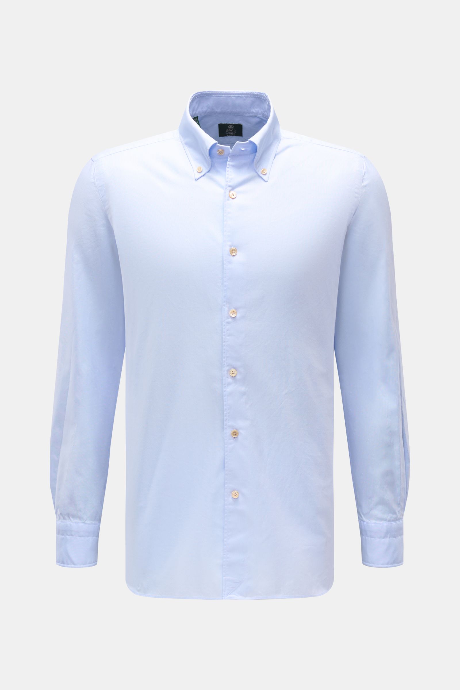 Borrelli Oxford-Hemd 'Ettore' Button-Down-Kragen hellblau, frontal fotografiert, Slim Fit, Oxford reine Baumwolle, glatter Griff, Perlmuttknöpfe, Sportmanschette, gerundeter Saum.