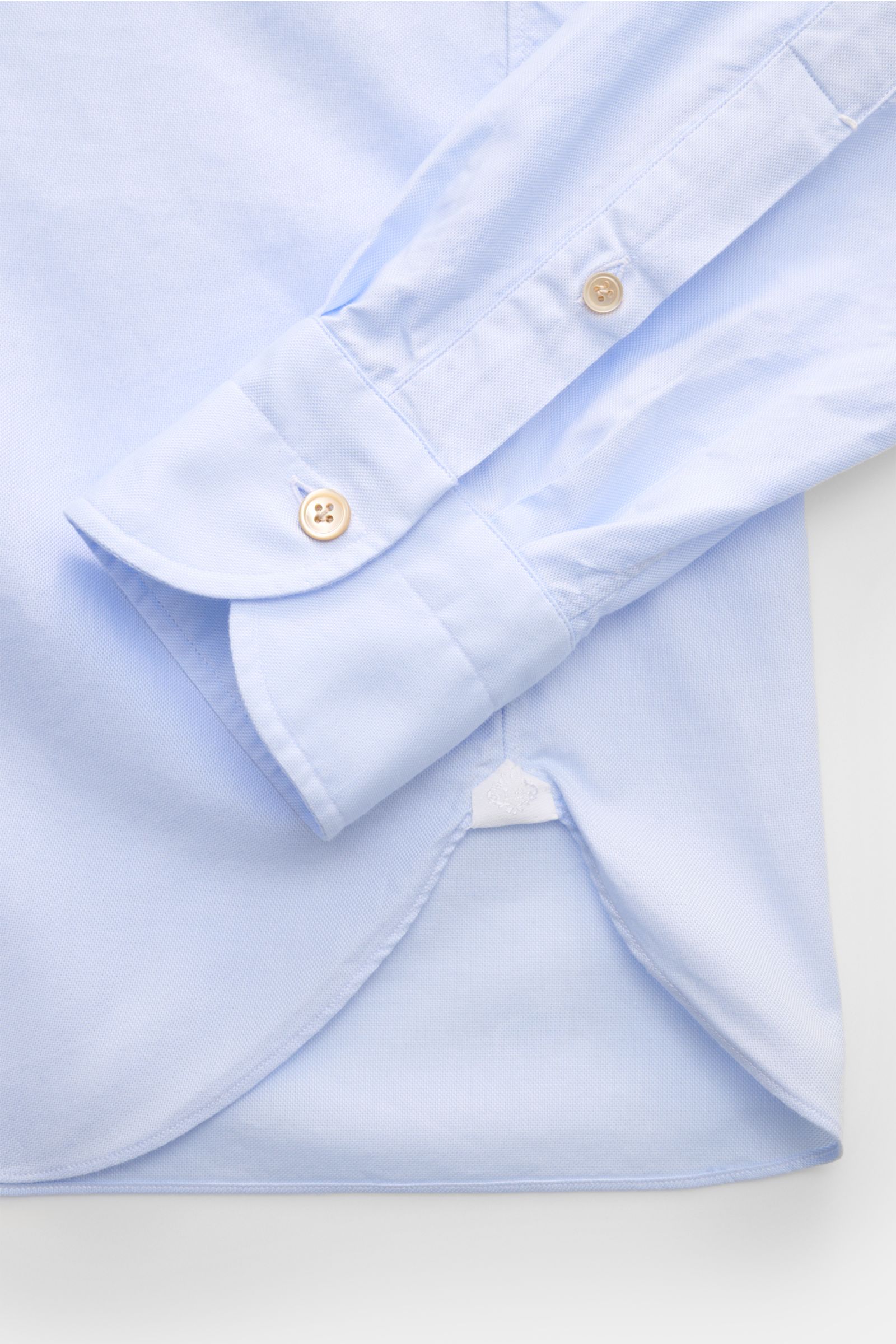 Borrelli Oxford-Hemd 'Ettore' Button-Down-Kragen hellblau, Detailaufnahme von Ärmel und gerundetem Saum, Oxford Baumwolle, glatter Griff, Slim Fit, Perlmuttknöpfe, Sportmanschette.