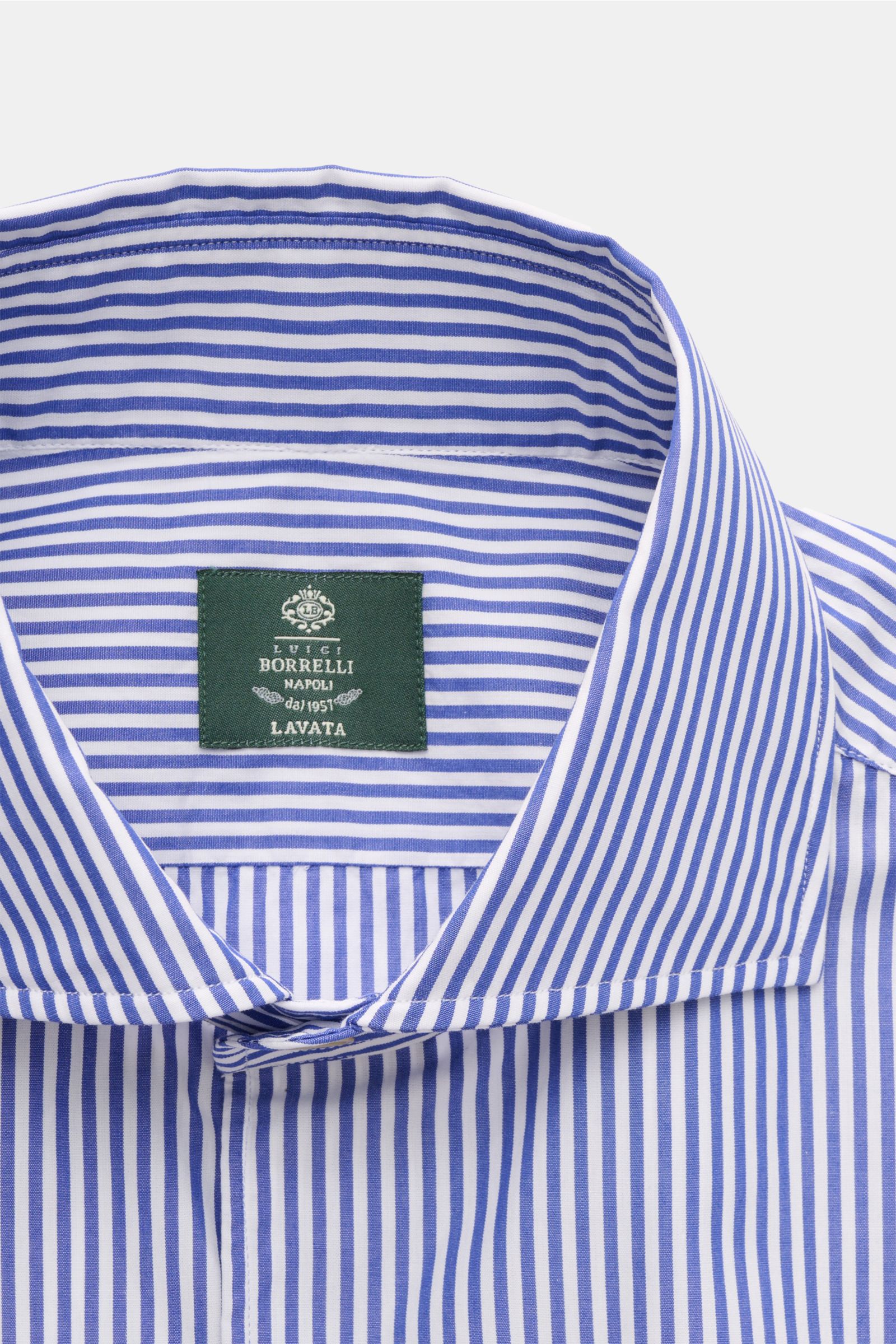 Borrelli Casual Hemd 'Ettore' Haifisch-Kragen dunkelblau/weiß gestreift, Popeline Baumwolle, glatter Griff, Slim Fit, französische Knopfleiste, Sportmanschette, gerundeter Saum, Nahaufnahme von oben.
