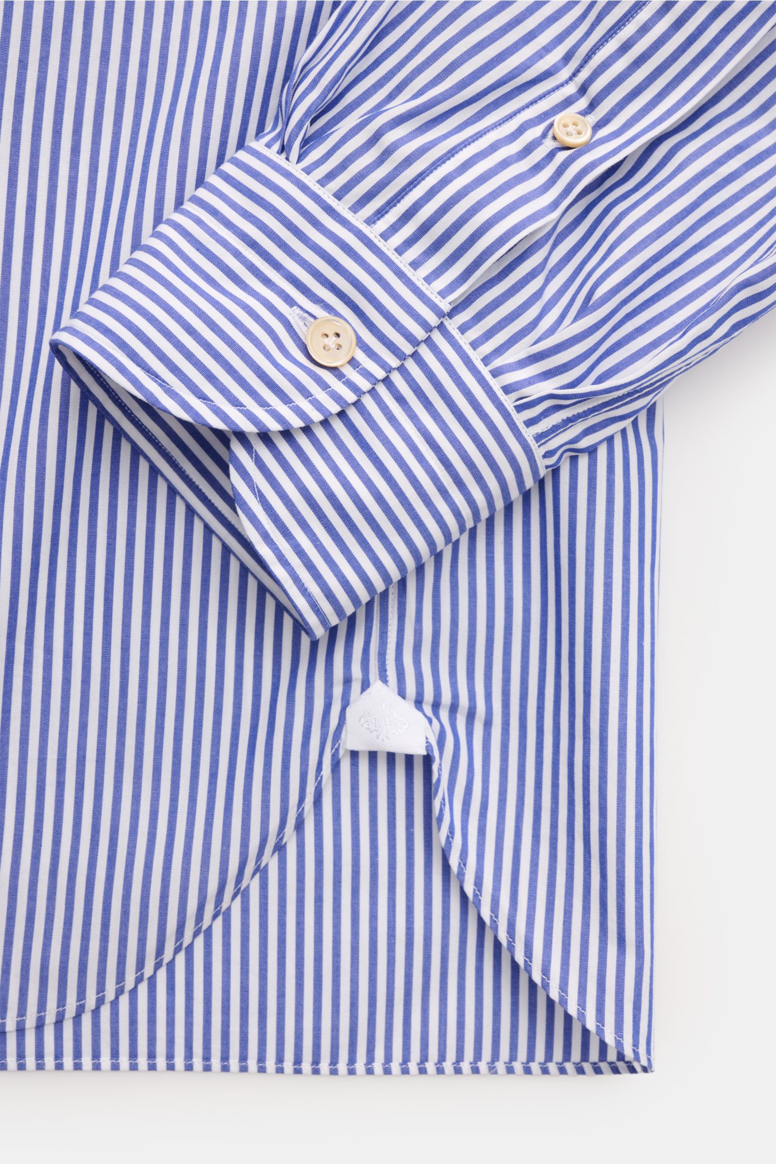 Borrelli Casual Hemd 'Ettore' Haifisch-Kragen dunkelblau/weiß gestreift, Slim Fit, Popeline aus reiner Baumwolle, glatter Griff, französische Knopfleiste, klassische Sportmanschette, gerundeter Saum, Detailansicht von unten.