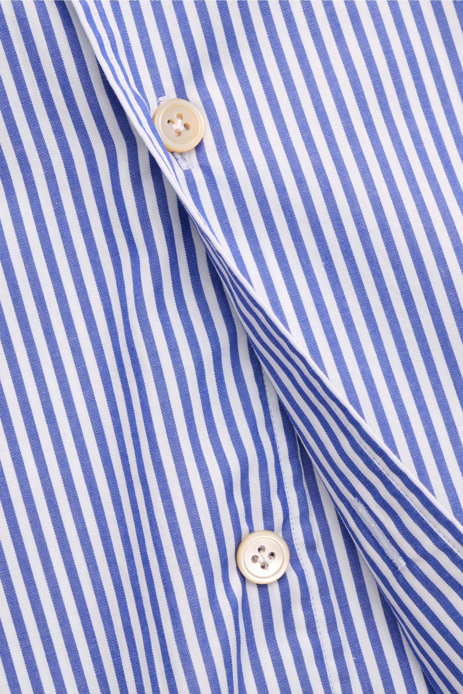 Nahaufnahme des Borrelli Casual Hemd 'Ettore' Haifisch-Kragen dunkelblau/weiß gestreift von vorne, Popeline reine Baumwolle, glatter Griff, Slim Fit, französische Knopfleiste mit Perlmuttknöpfen, klassische Sportmanschette, gerundeter Saumverlauf.