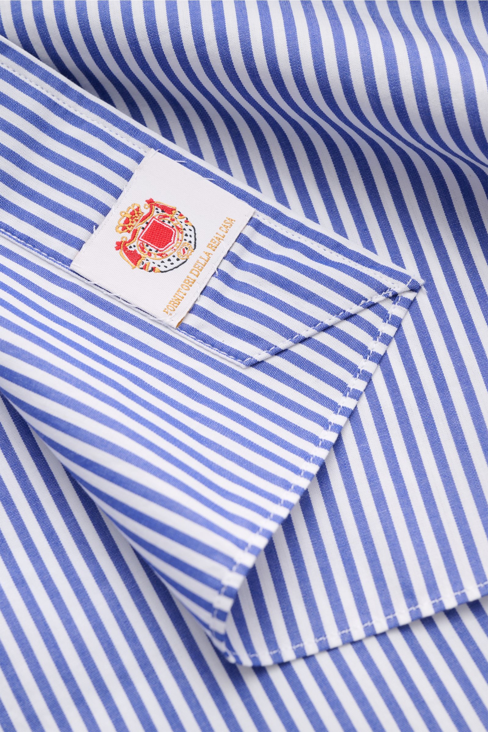 Borrelli Casual Hemd 'Ettore' Haifisch-Kragen dunkelblau/weiß gestreift, Popeline Baumwolle, glatter Griff, Slim Fit, Manschette, Saum, Nahaufnahme.