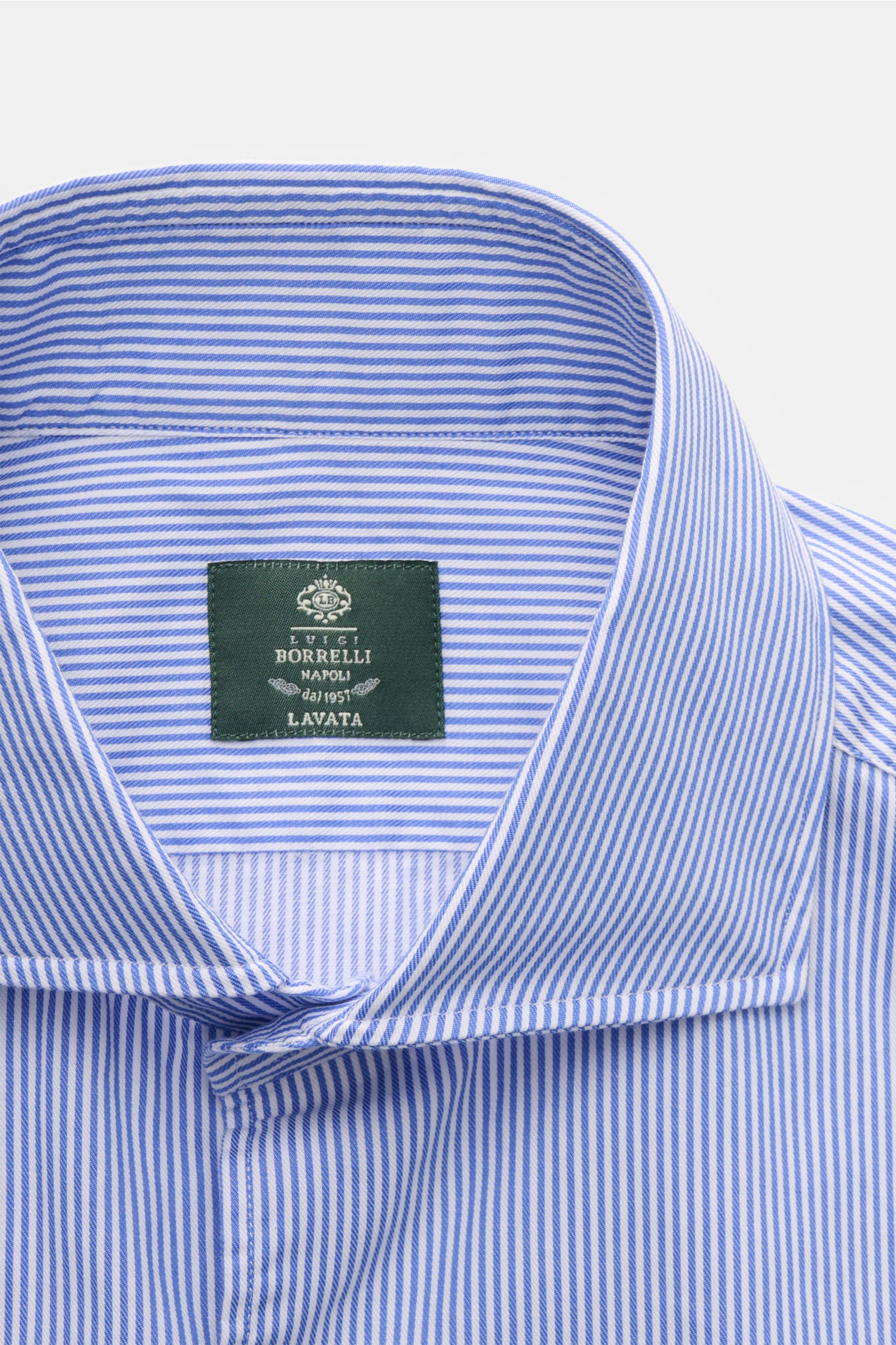 Borrelli Casual Hemd 'Ettore' Haifisch-Kragen blau/weiß gestreift, Twill Baumwolle, Slim Fit, Perlmuttknöpfe, Sportmanschette, gerundeter Saum, Nahaufnahme von oben.