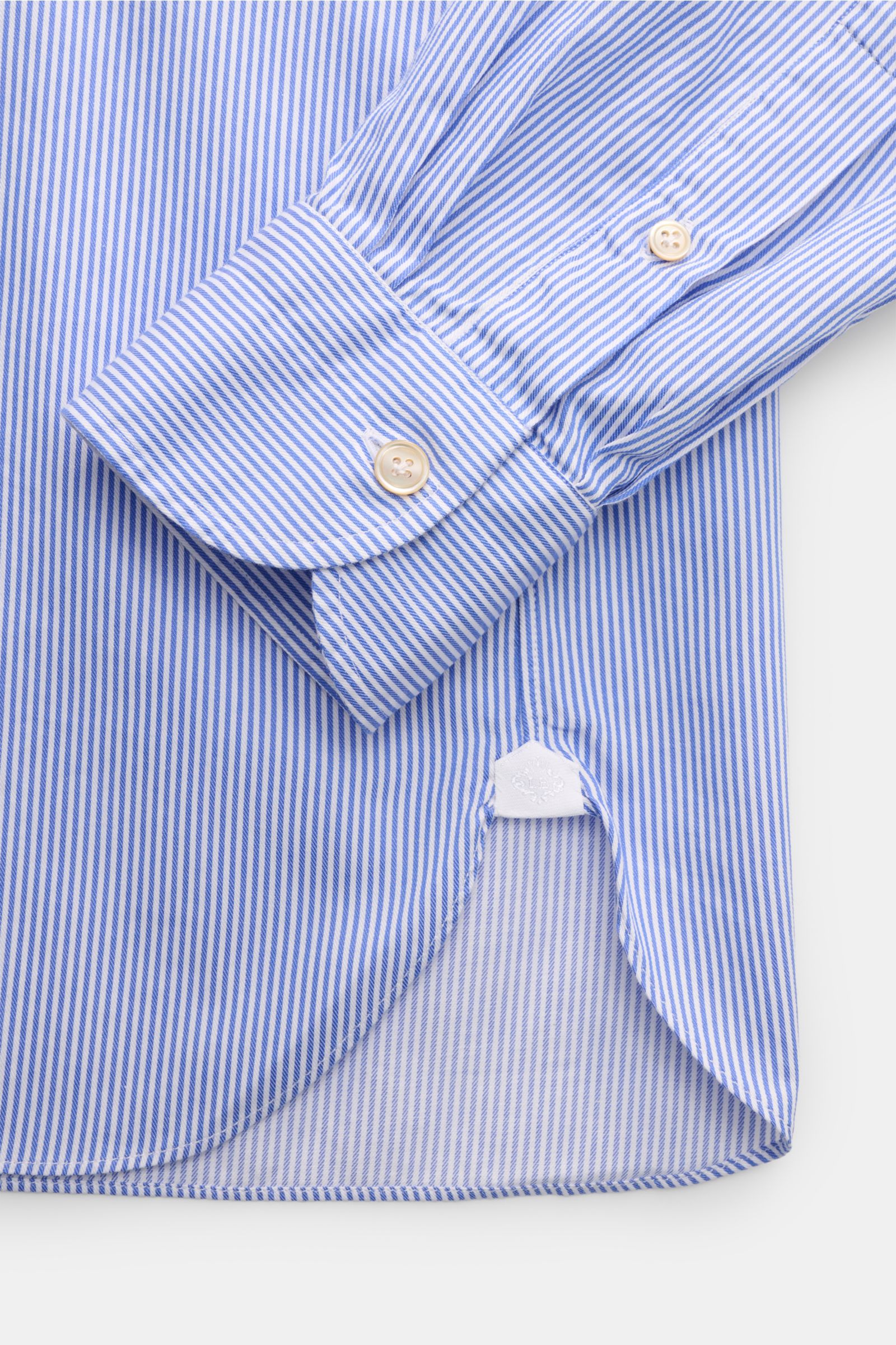 Borrelli Casual Hemd 'Ettore' Haifisch-Kragen blau/weiß gestreift, Slim Fit, Twill aus Baumwolle, Perlmuttknöpfe, Sportmanschette, gerundeter Saum, Detailansicht von oben.