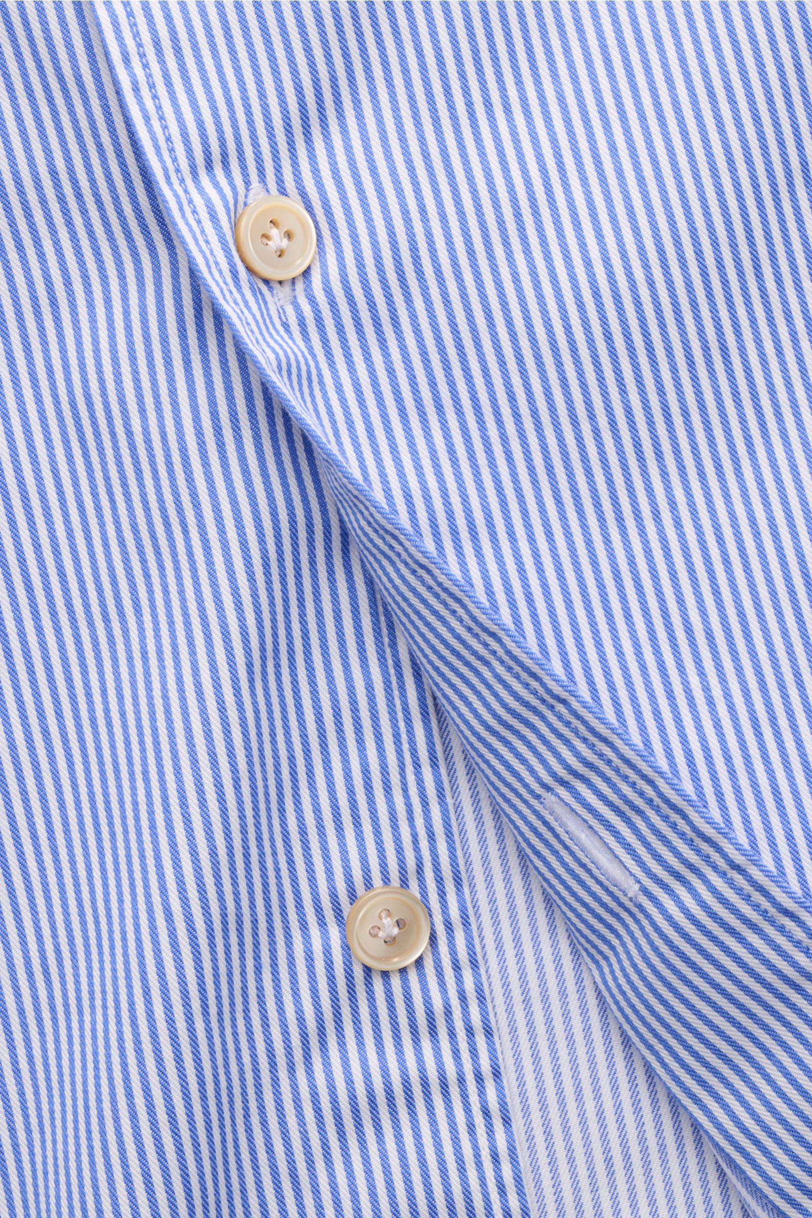 Nahaufnahme des Borrelli Casual Hemd 'Ettore' Haifisch-Kragen blau/weiß gestreift, Twill Baumwolle, Slim Fit, Perlmuttknöpfe, Sportmanschette, gerundeter Saum.
