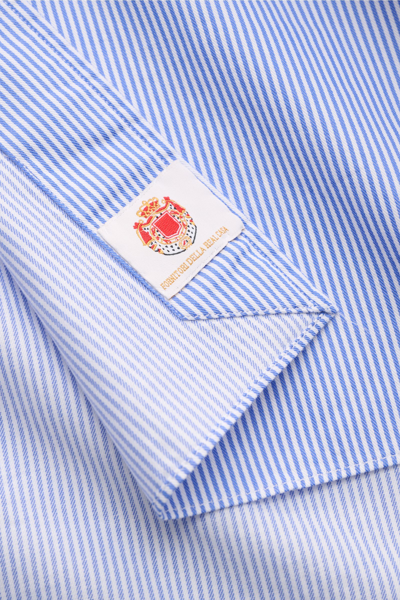 Borrelli Casual Hemd 'Ettore' Haifisch-Kragen blau/weiß gestreift, Twill Baumwolle, Slim Fit, französische Knopfleiste, Sportmanschette, gerundeter Saum, Detailansicht von oben.