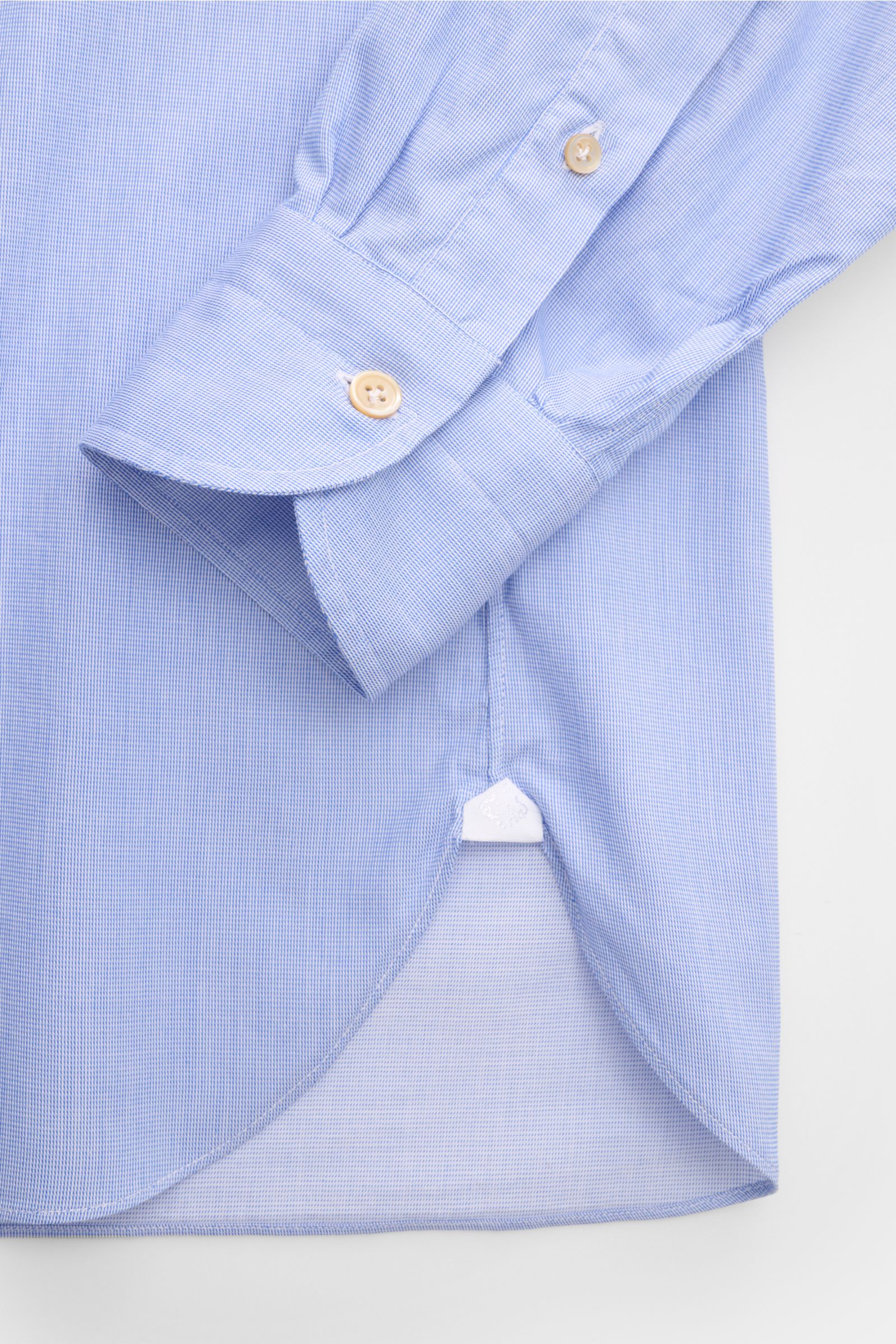Close-up view of the sleeve and hem of the Borrelli Casual shirt 'Ettore' shark collar blue, made from pure cotton twill, slightly robust to the touch, slim fit, featuring a shark collar, French button placket with mother-of-pearl buttons, classic barrel 