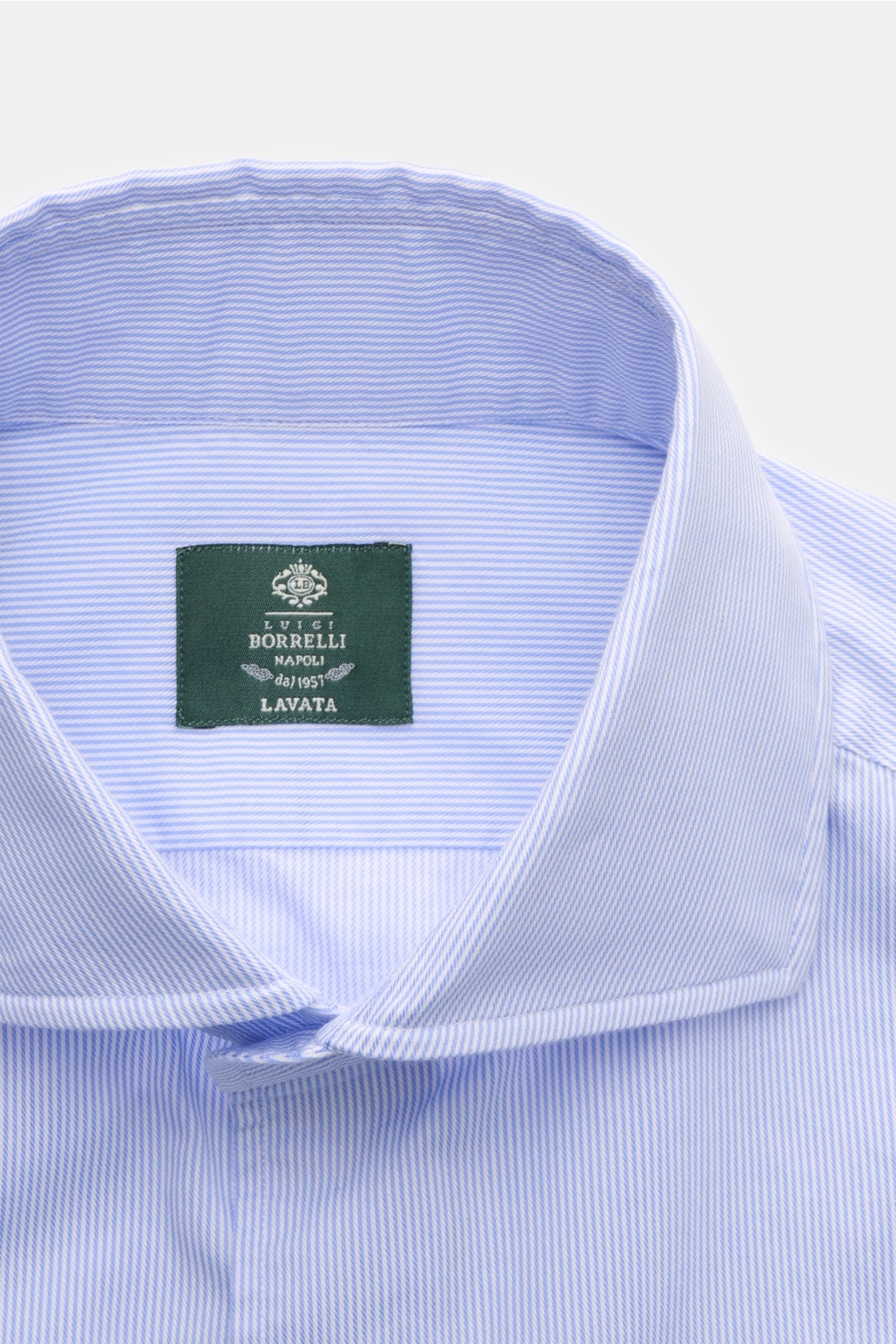 Close-up front view of Borrelli Casual Hemd 'Ettore' Haifisch-Kragen hellblau/weiß gestreift shirt collar in light blue and white stripes, twill made of pure cotton with a slightly textured feel, slim fit, shark collar, French placket with mother-of-pearl
