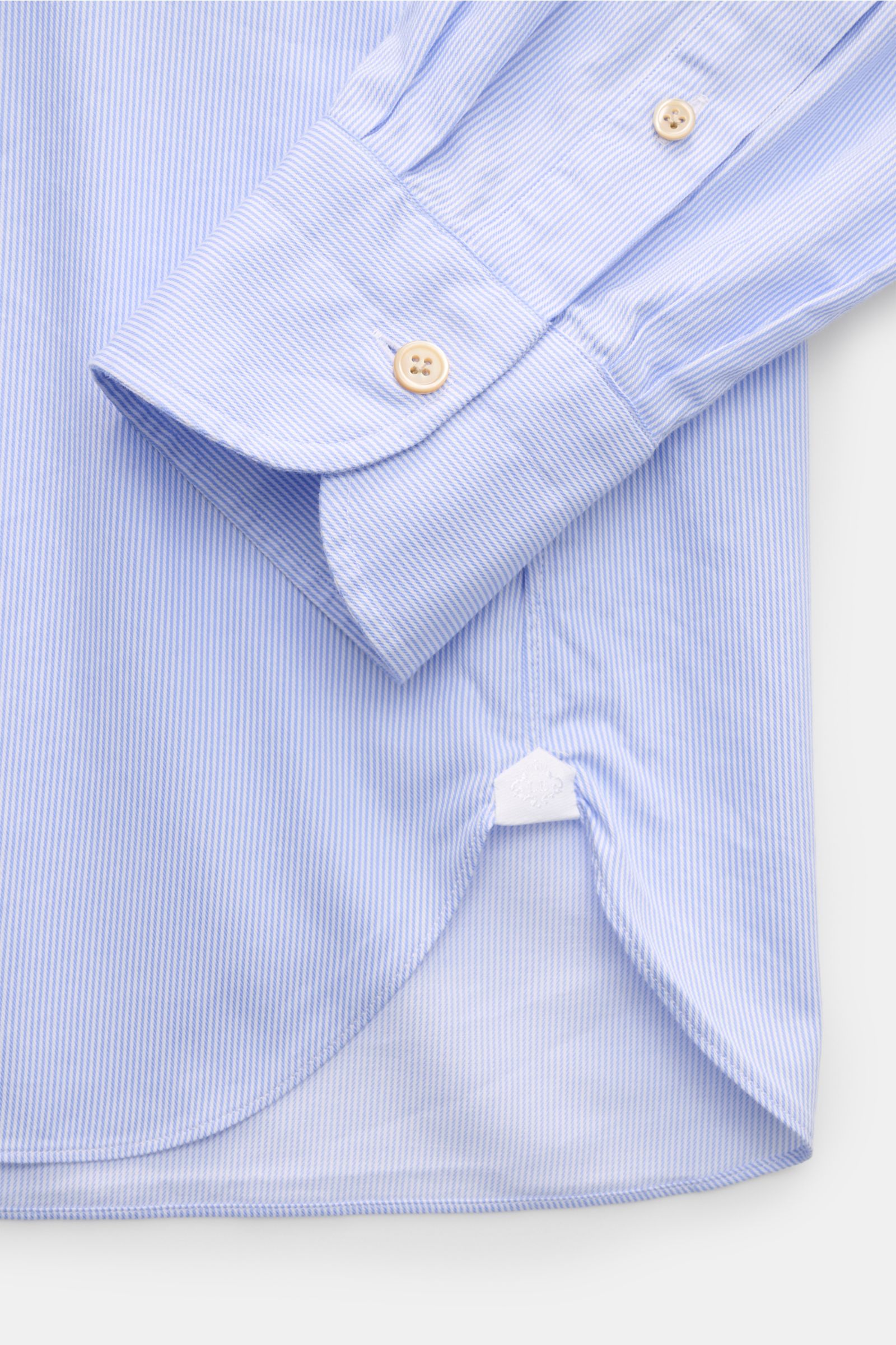 Close-up image from above of the cuff and lower side seam of the Borrelli Casual Hemd 'Ettore' Haifisch-Kragen hellblau/weiß gestreift, featuring twill aus reiner Baumwolle, leicht griffige Haptik, Slim Fit, Haifisch-Kragen, französische Knopfleiste mit P
