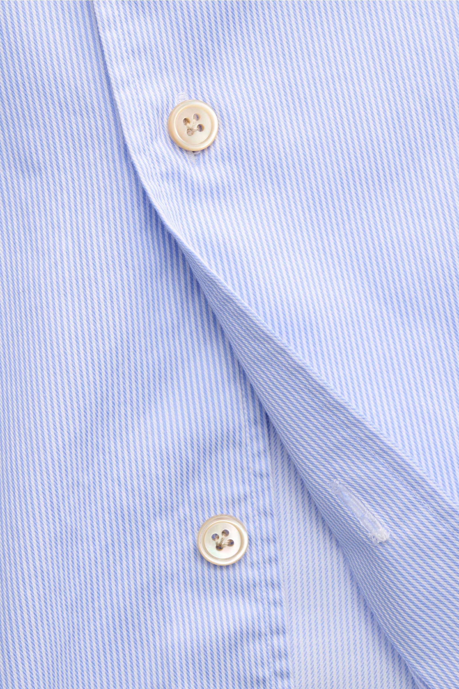 Close-up front view of Borrelli Casual Hemd 'Ettore' Haifisch-Kragen hellblau/weiß gestreift showing twill pure cotton fabric, lightly textured feel, slim fit, shark collar, French placket with mother-of-pearl buttons, classic sport cuffs, and rounded hem