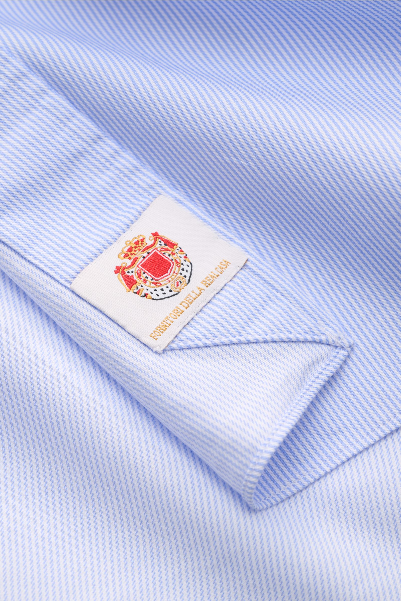 Close-up front perspective of Borrelli Casual Hemd 'Ettore' Haifisch-Kragen hellblau/weiß gestreift showcasing twill pure cotton, lightly textured feel, slim fit, shark collar, French placket with mother-of-pearl buttons, classic sport cuff, and rounded h