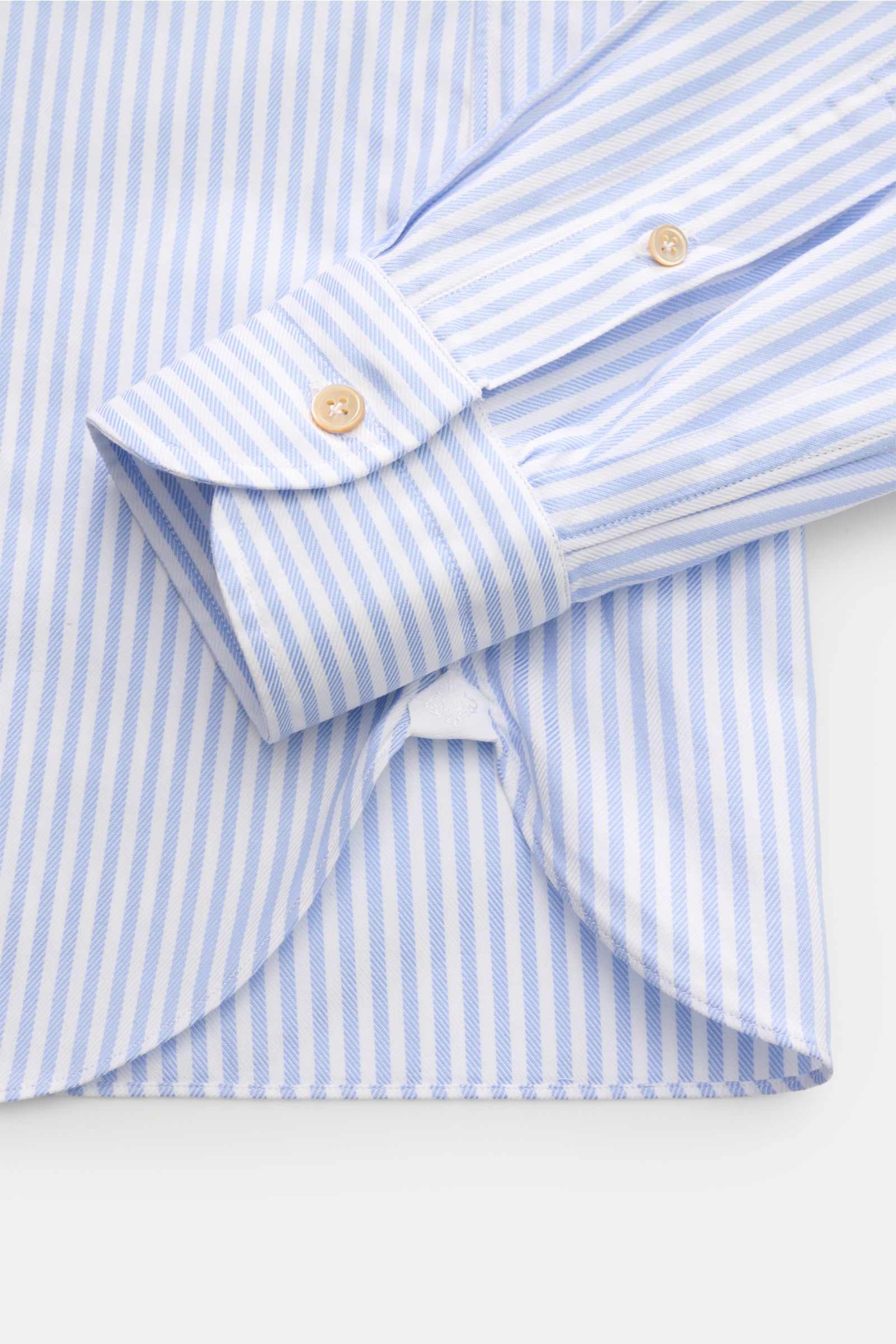 Borrelli Casual Hemd 'Ettore' Haifisch-Kragen hellblau/weiß gestreift, Detailaufnahme von Manschette und Saum aus Baumwolltwill mit Perlmuttknöpfen.