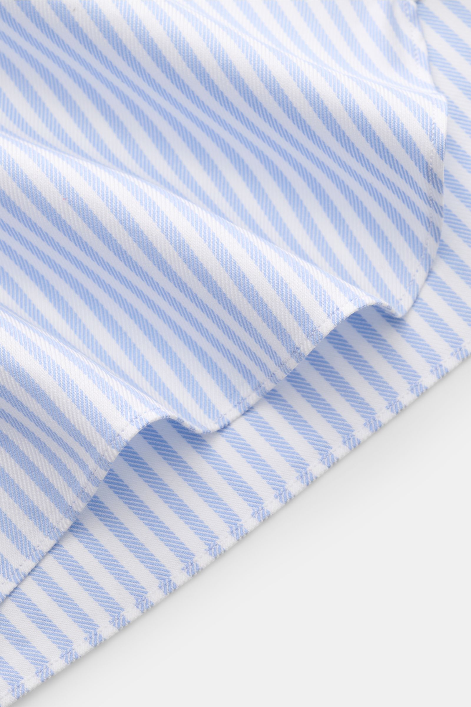 Borrelli Casual Hemd 'Ettore' Haifisch-Kragen hellblau/weiß gestreift, Detailaufnahme des Saums aus Baumwoll-Twill mit Perlmuttknöpfen.