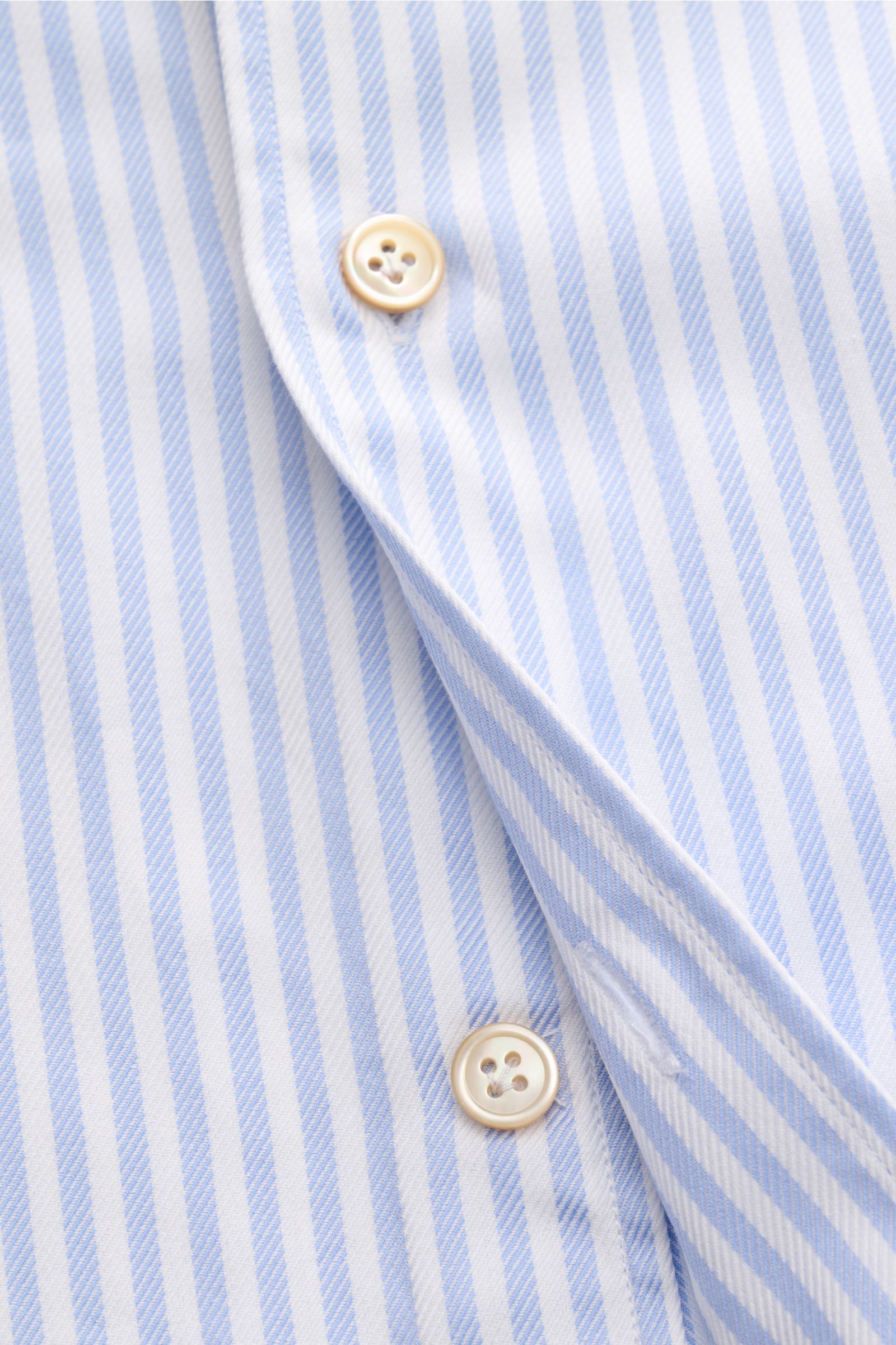 Borrelli Casual Hemd 'Ettore' Haifisch-Kragen hellblau/weiß gestreift, Detailaufnahme von Perlmuttknöpfen und Baumwolltwill-Streifen.