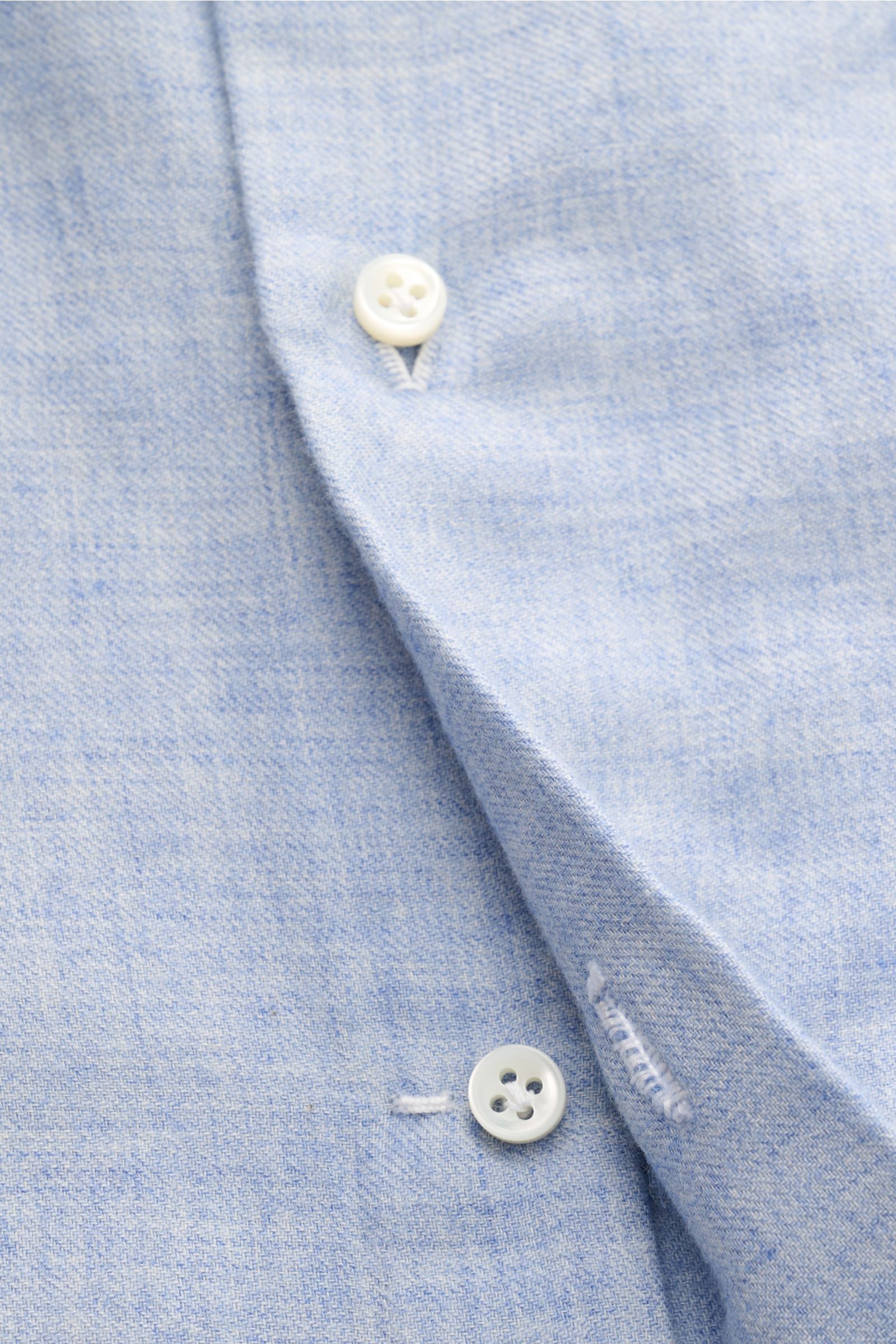 Close-up photo from the front of Borrelli Flanellhemd 'Ettore' Haifisch-Kragen hellblau meliert, showing twill cotton and wool fabric, angeraut, glatter Griff, slim fit, Haifisch collar, french button placket with mother-of-pearl buttons, classic sport cu