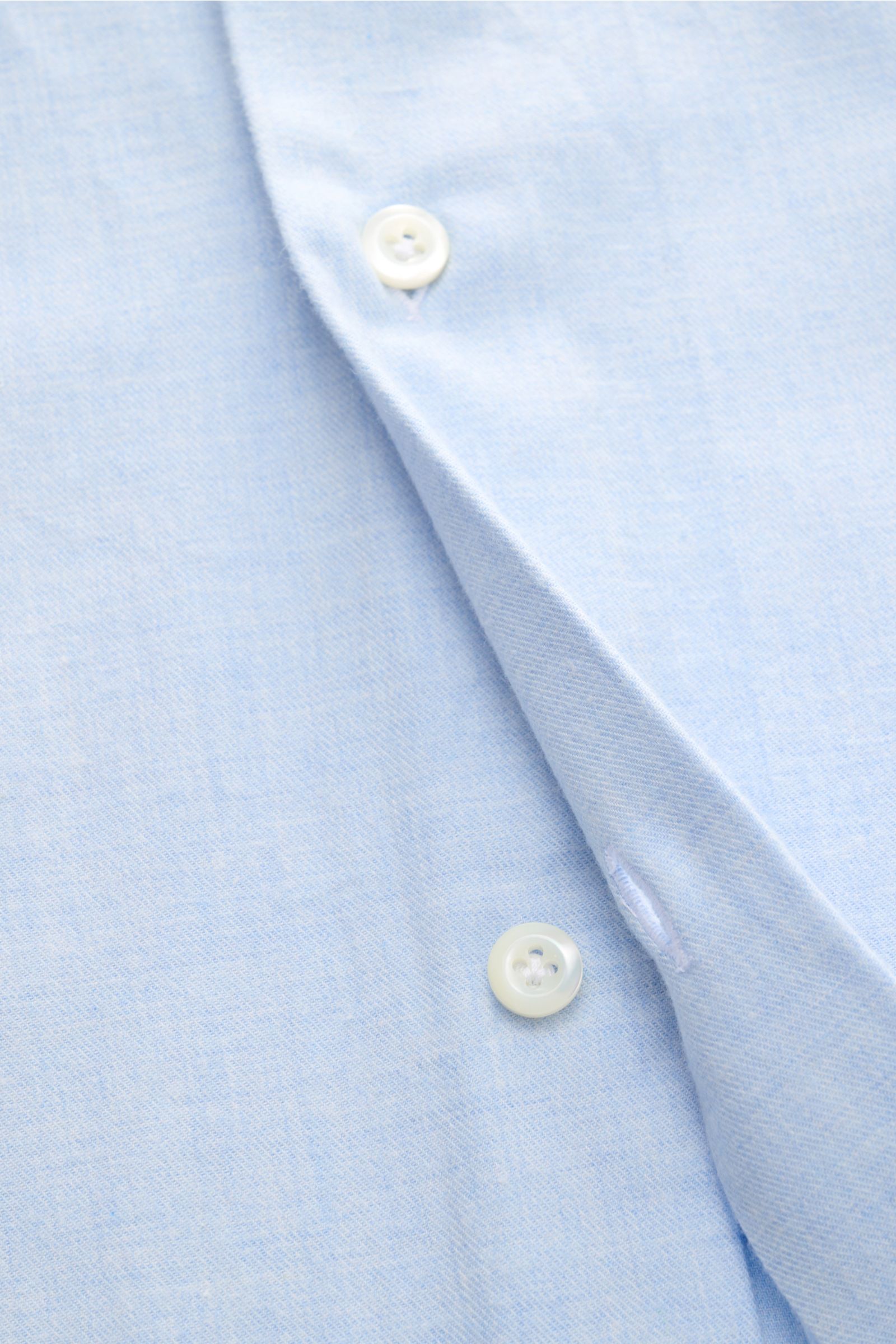 Giampaolo Flanellhemd Button-Down-Kragen hellblau aus Baumwoll-Flanell, Slim Fit, Detailansicht der Knopfleiste und Stoffstruktur.